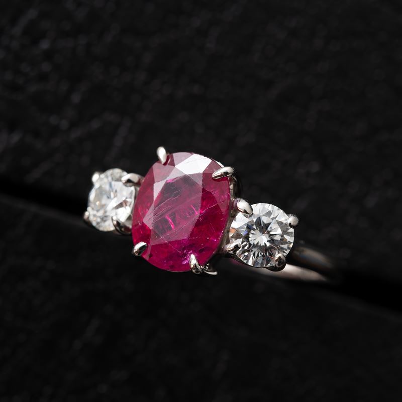 Anello in oro bianco con rubino e due diamanti laterali