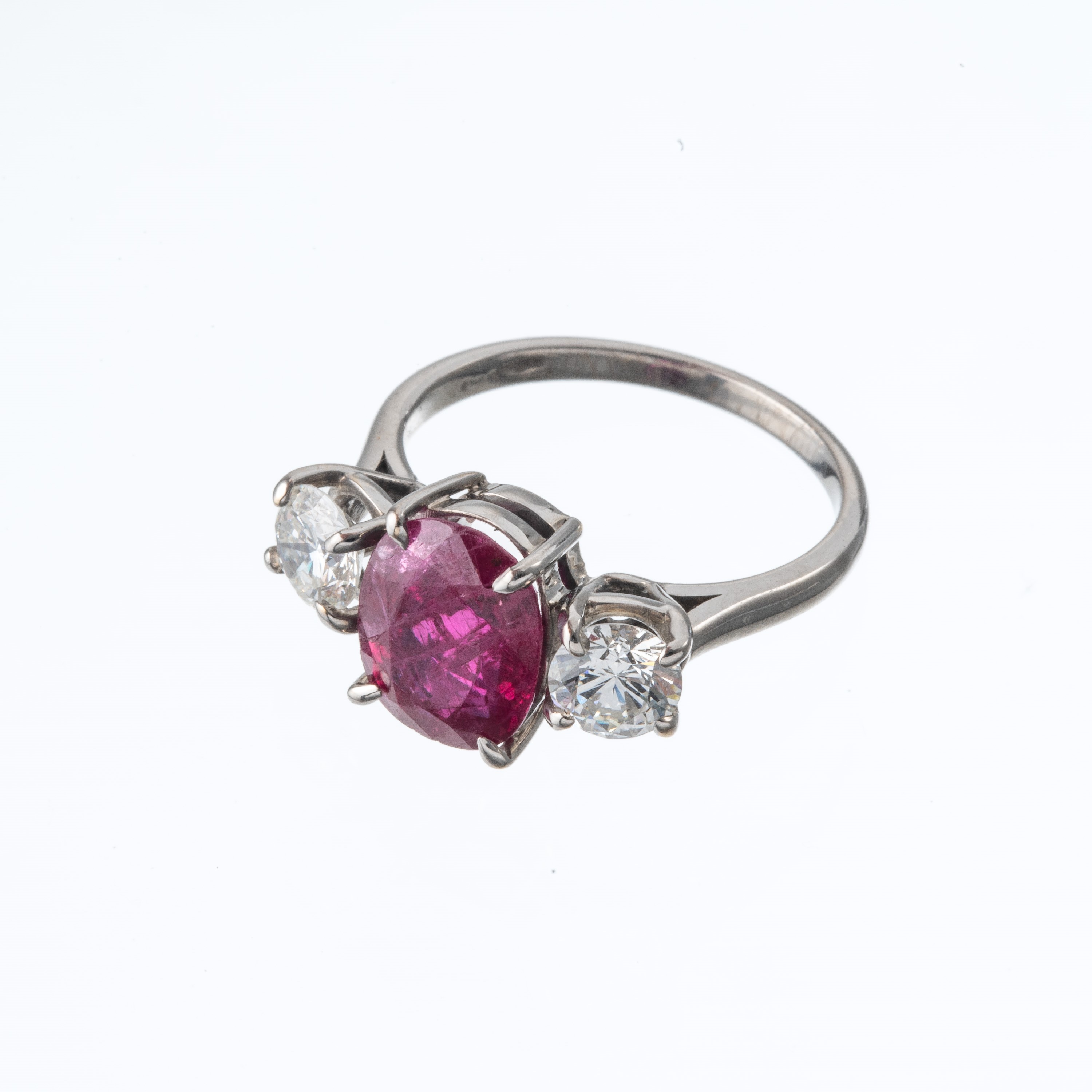 Anello in oro bianco con rubino e due diamanti laterali