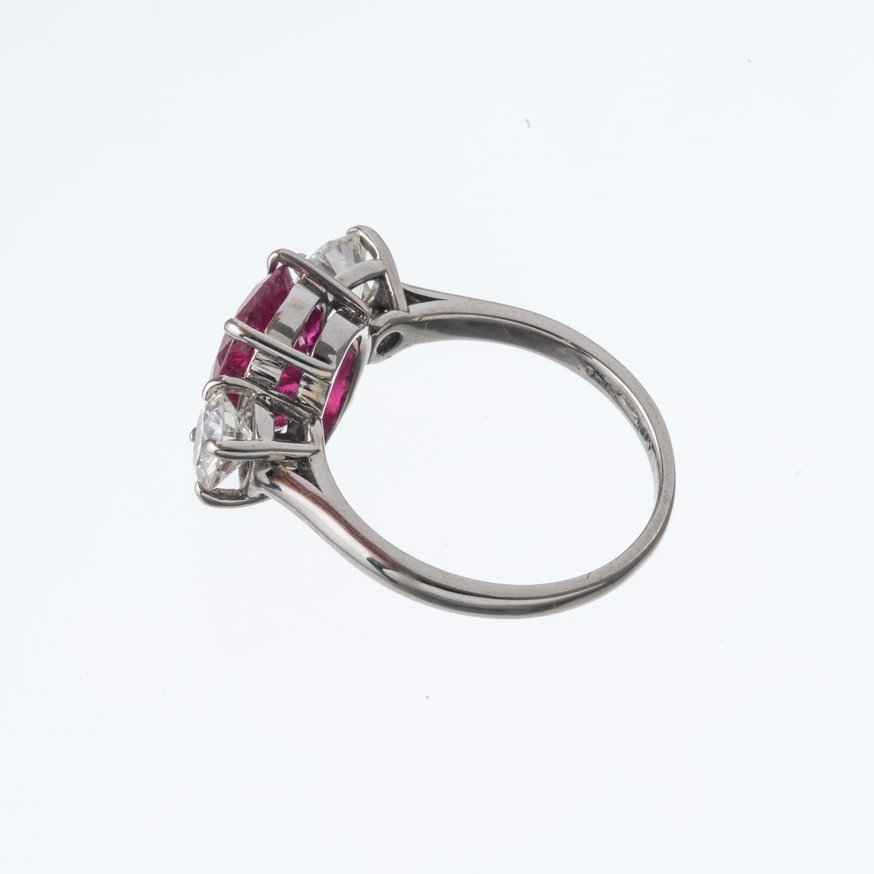 Anello in oro bianco con rubino e due diamanti laterali