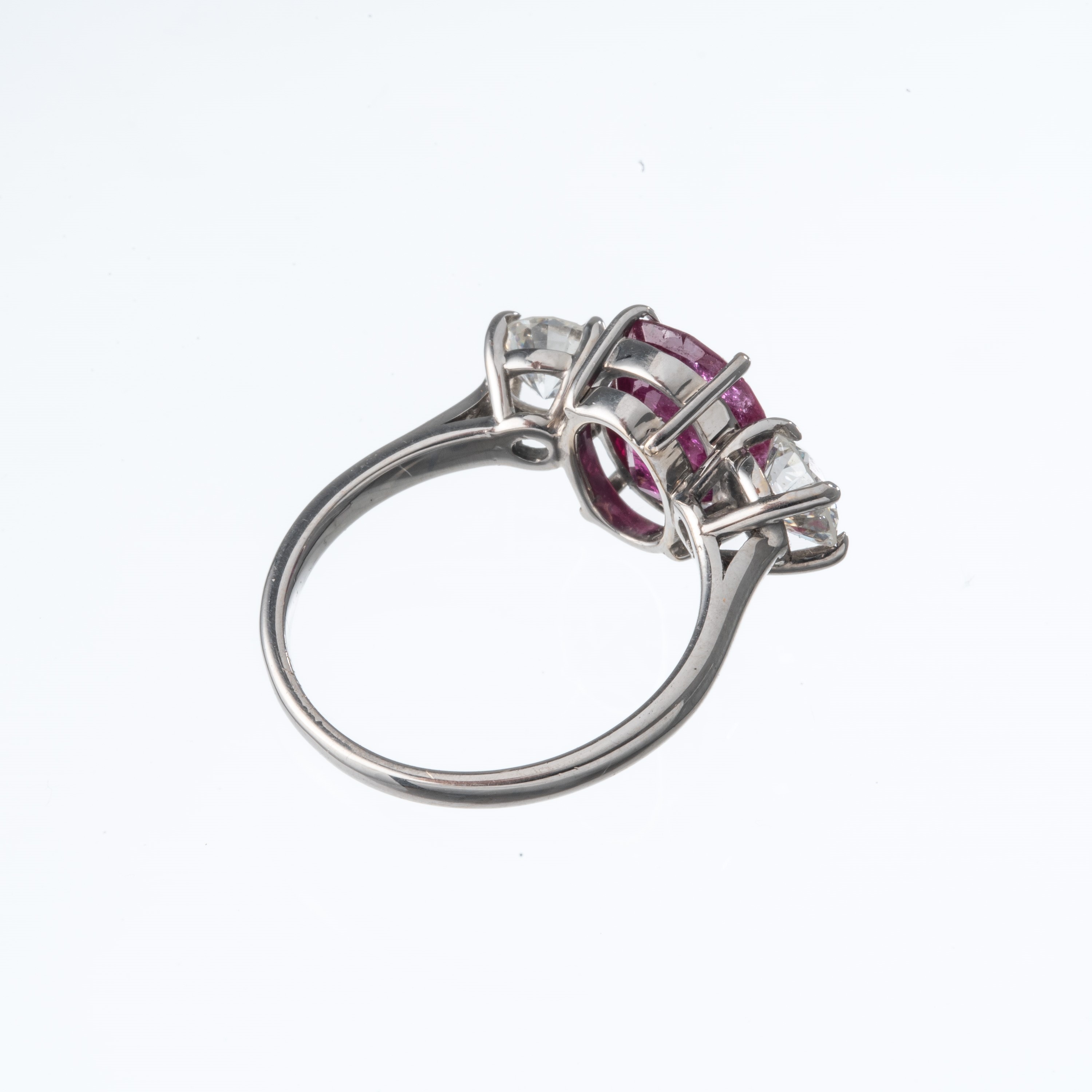 Anello in oro bianco con rubino e due diamanti laterali