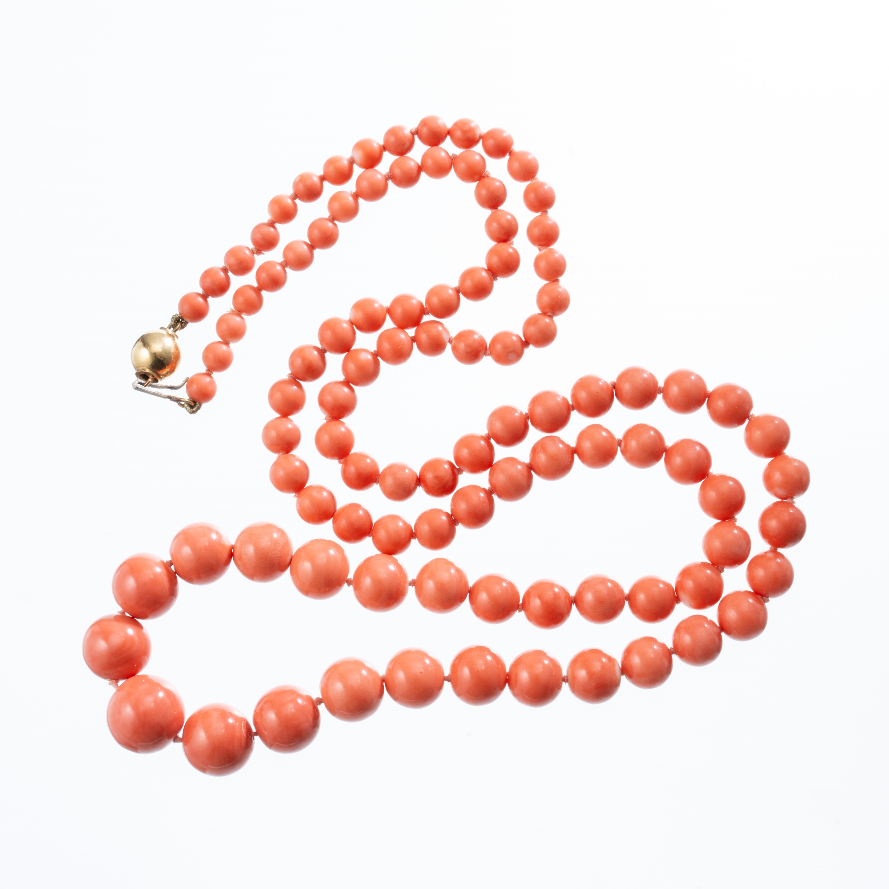 Girocollo in corallo con chiusura in oro giallo 18 kt