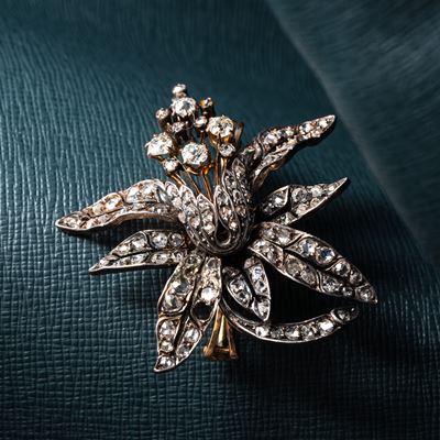 Spilla, Motivo floreale in oro giallo 18 kt, argento e diamanti