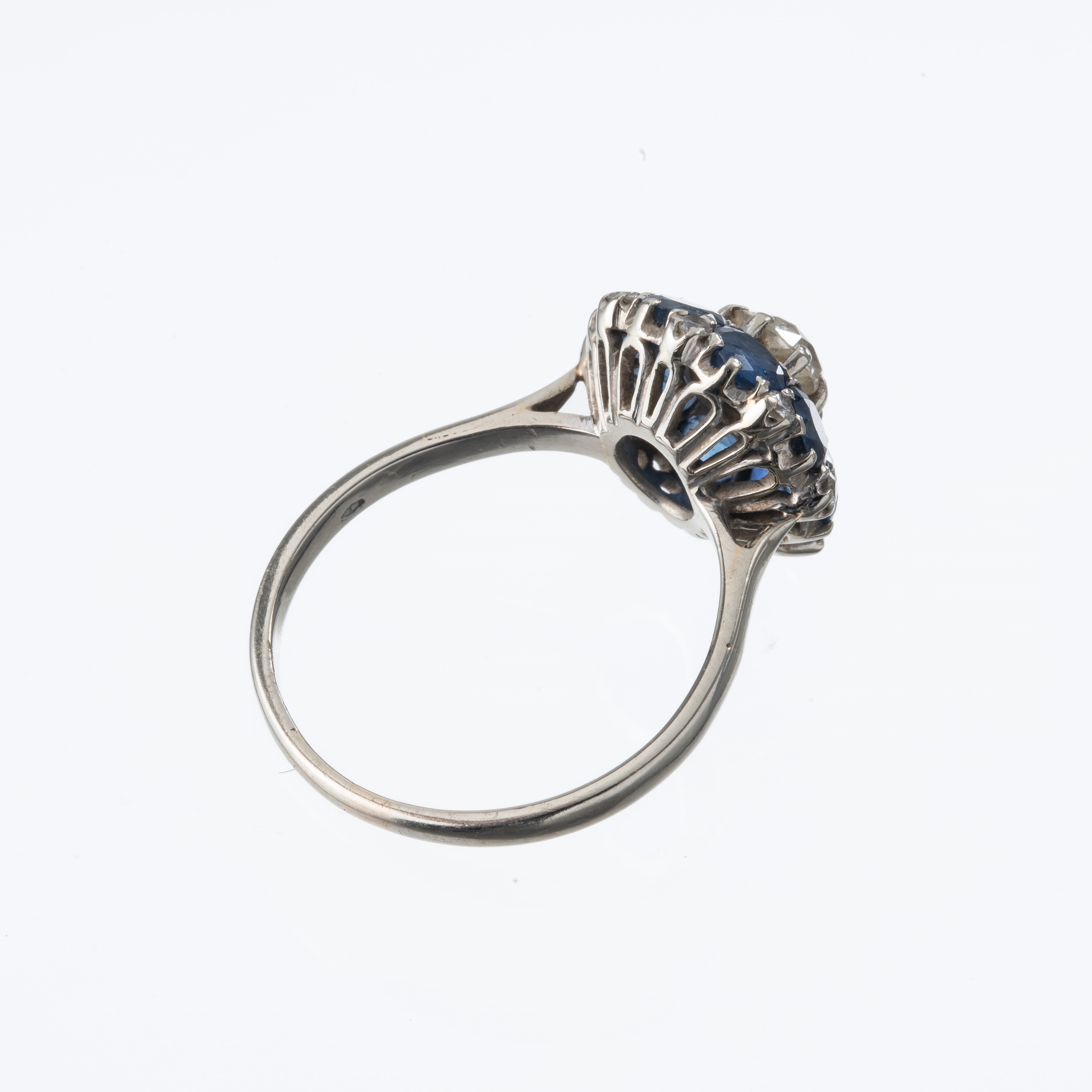 Anello in oro bianco 18 kt con diamante e otto zaffiri