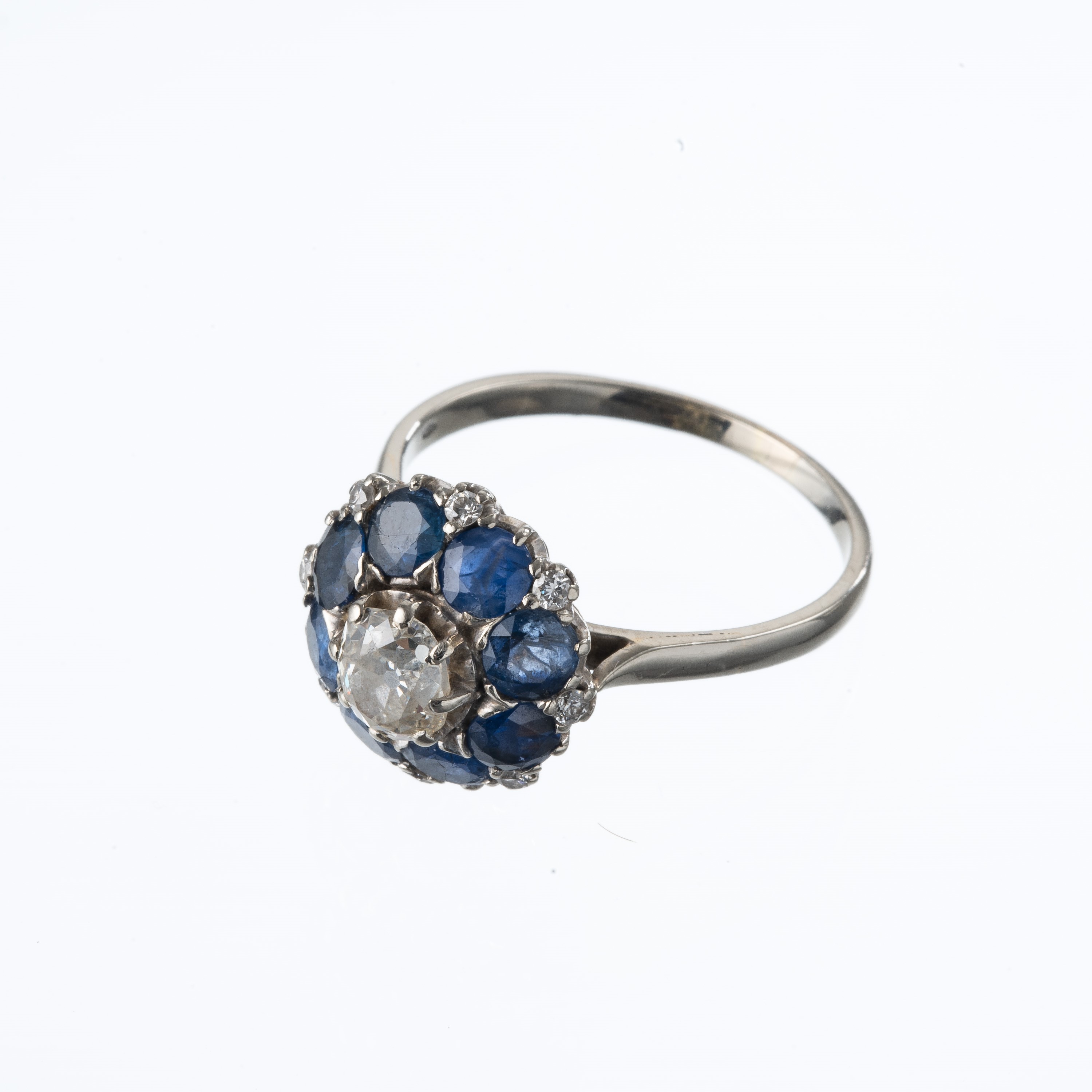 Anello in oro bianco 18 kt con diamante e otto zaffiri