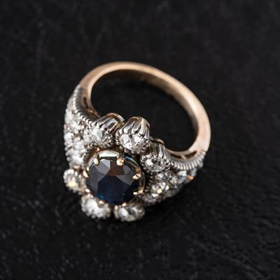 Anello, oro giallo 18 kt e argento, zaffiro e diamanti