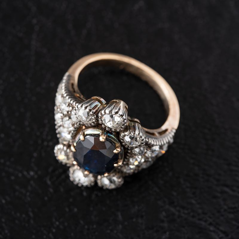 Anello, oro giallo 18 kt e argento, zaffiro e diamanti