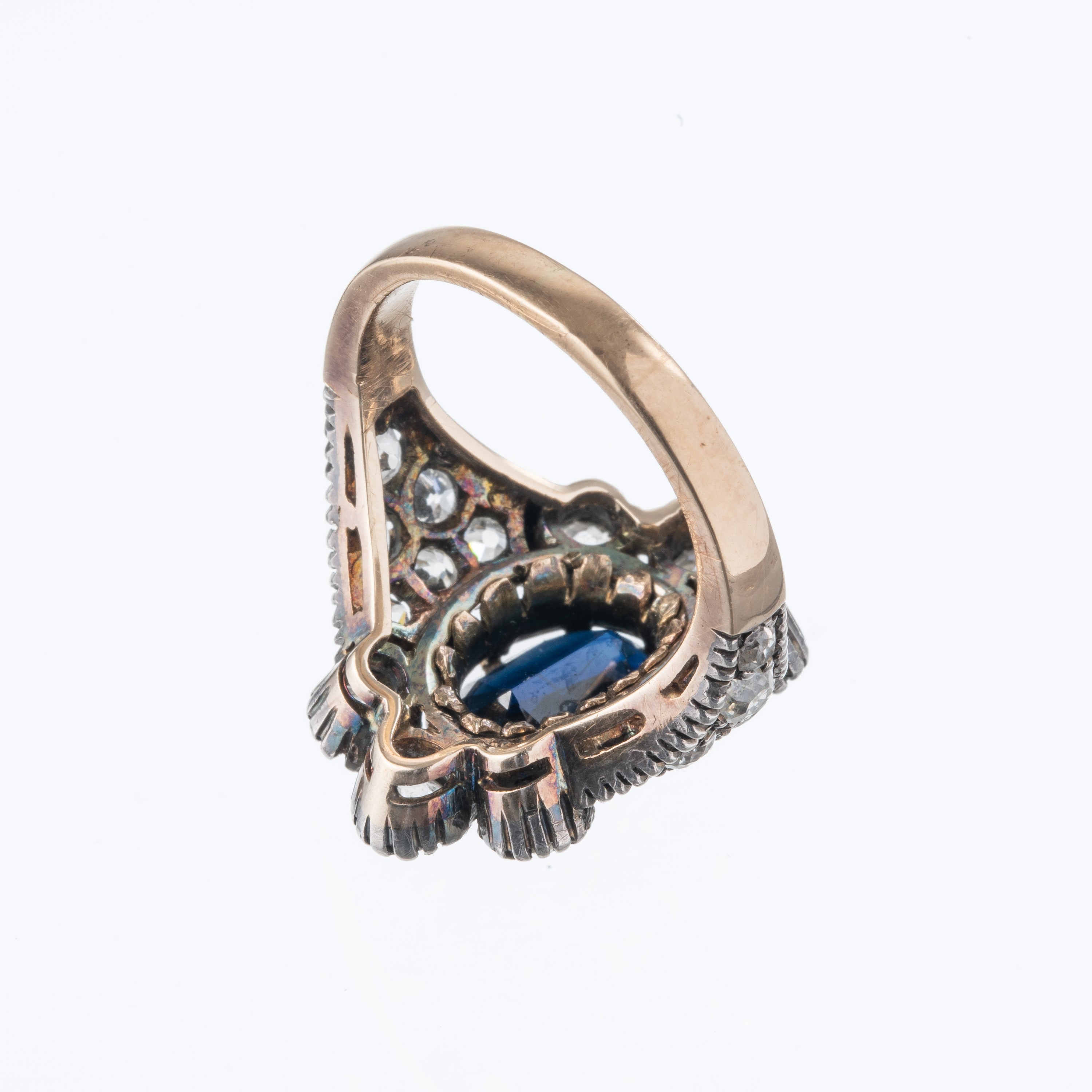 Anello, oro giallo 18 kt e argento, zaffiro e diamanti