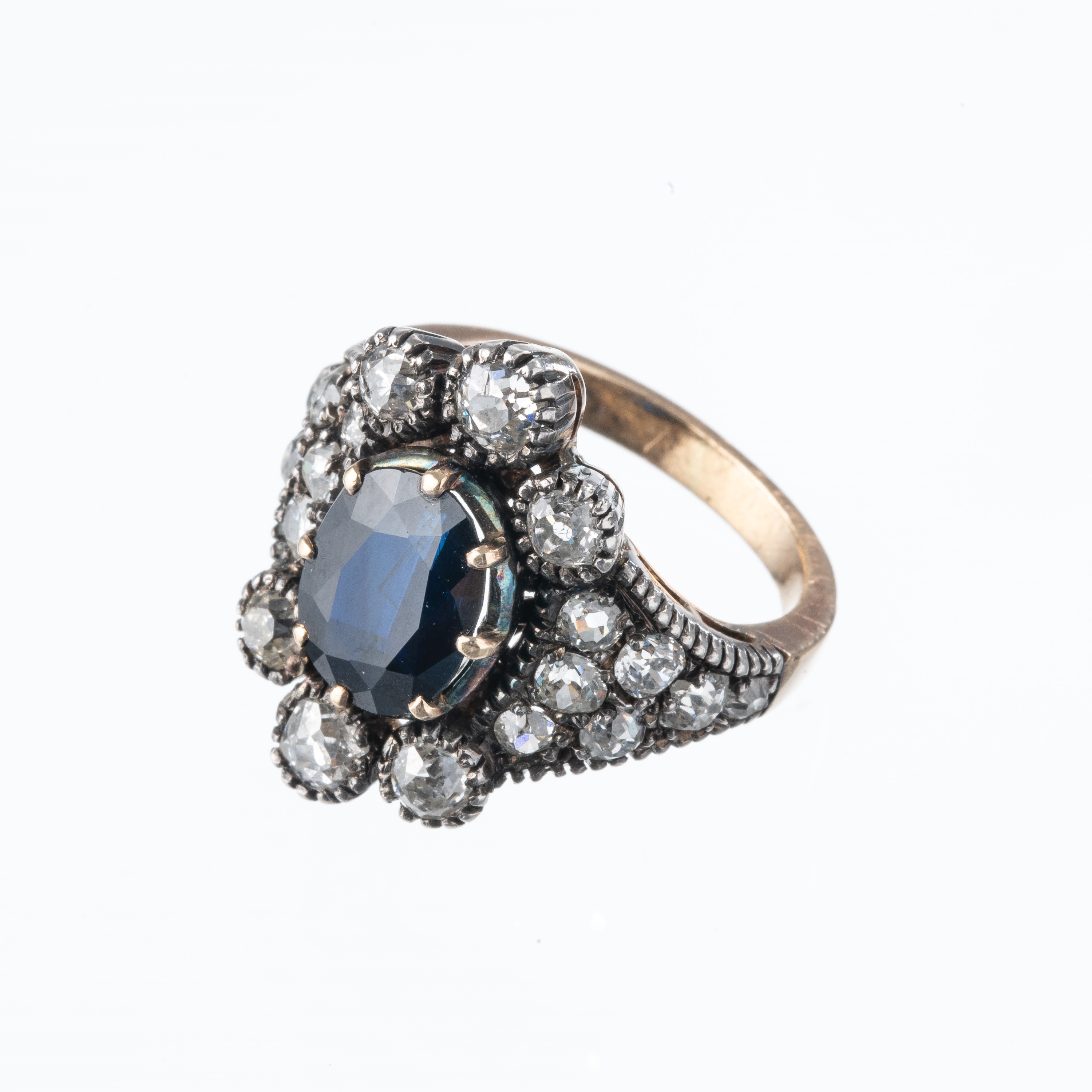 Anello, oro giallo 18 kt e argento, zaffiro e diamanti
