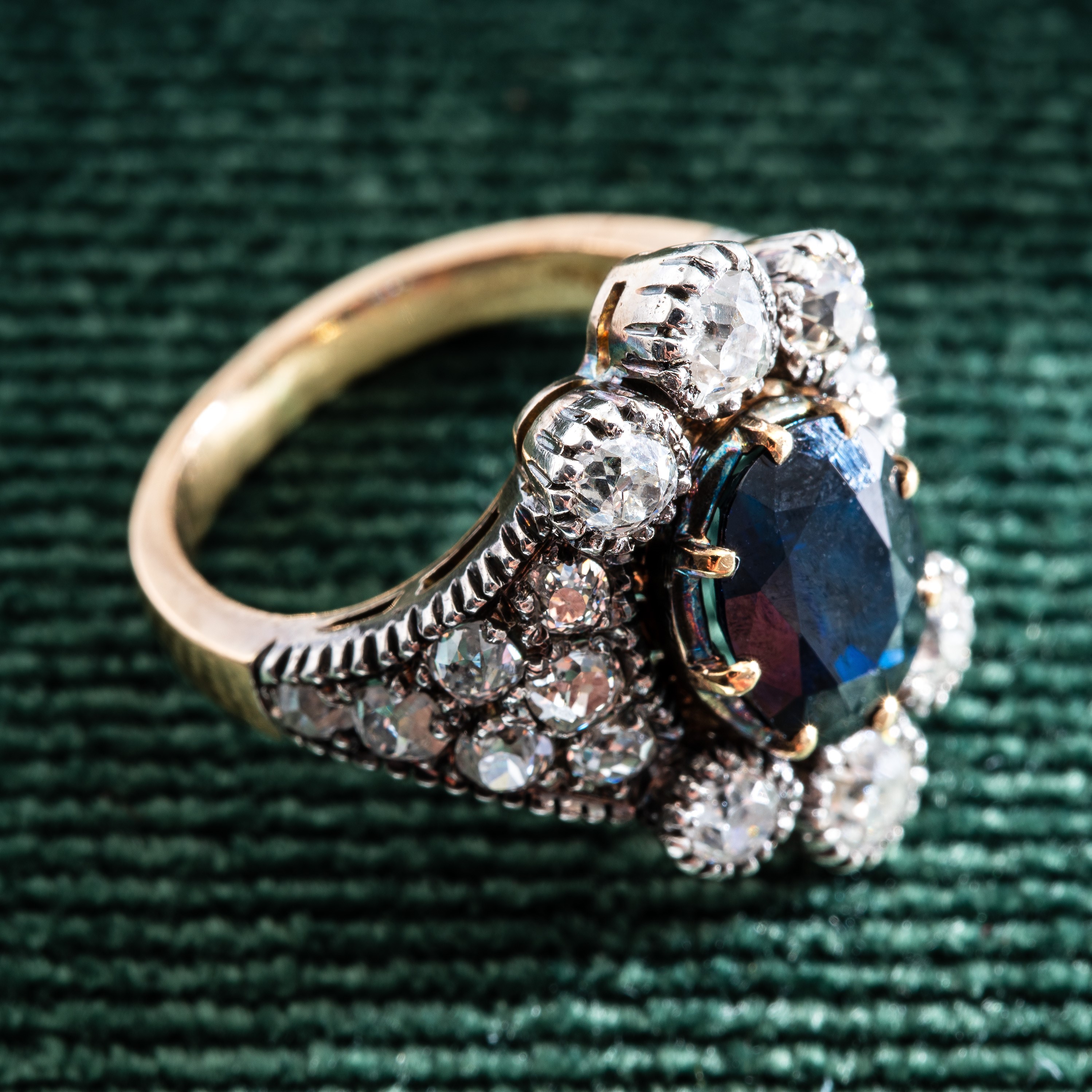 Anello, oro giallo 18 kt e argento, zaffiro e diamanti