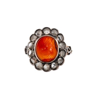 Anello in oro giallo 18 kt con corniola incisa e diamanti