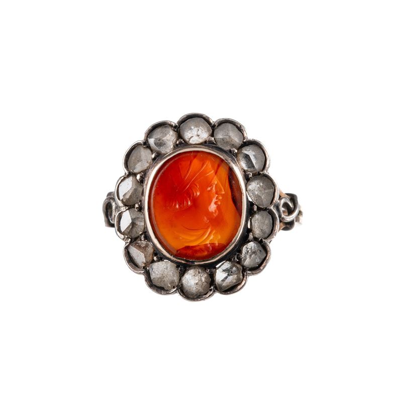 Anello in oro giallo 18 kt con corniola incisa e diamanti