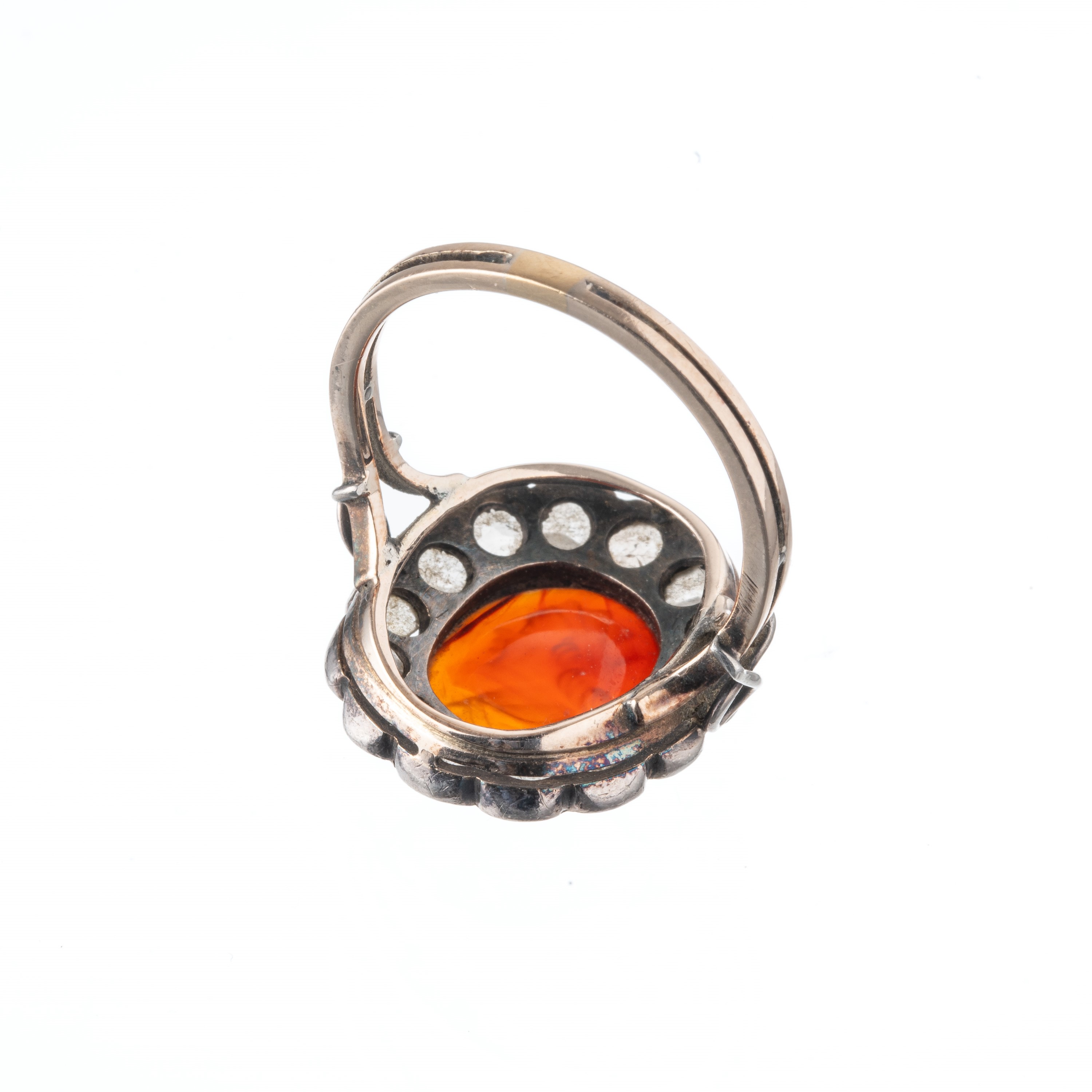 Anello in oro giallo 18 kt con corniola incisa e diamanti