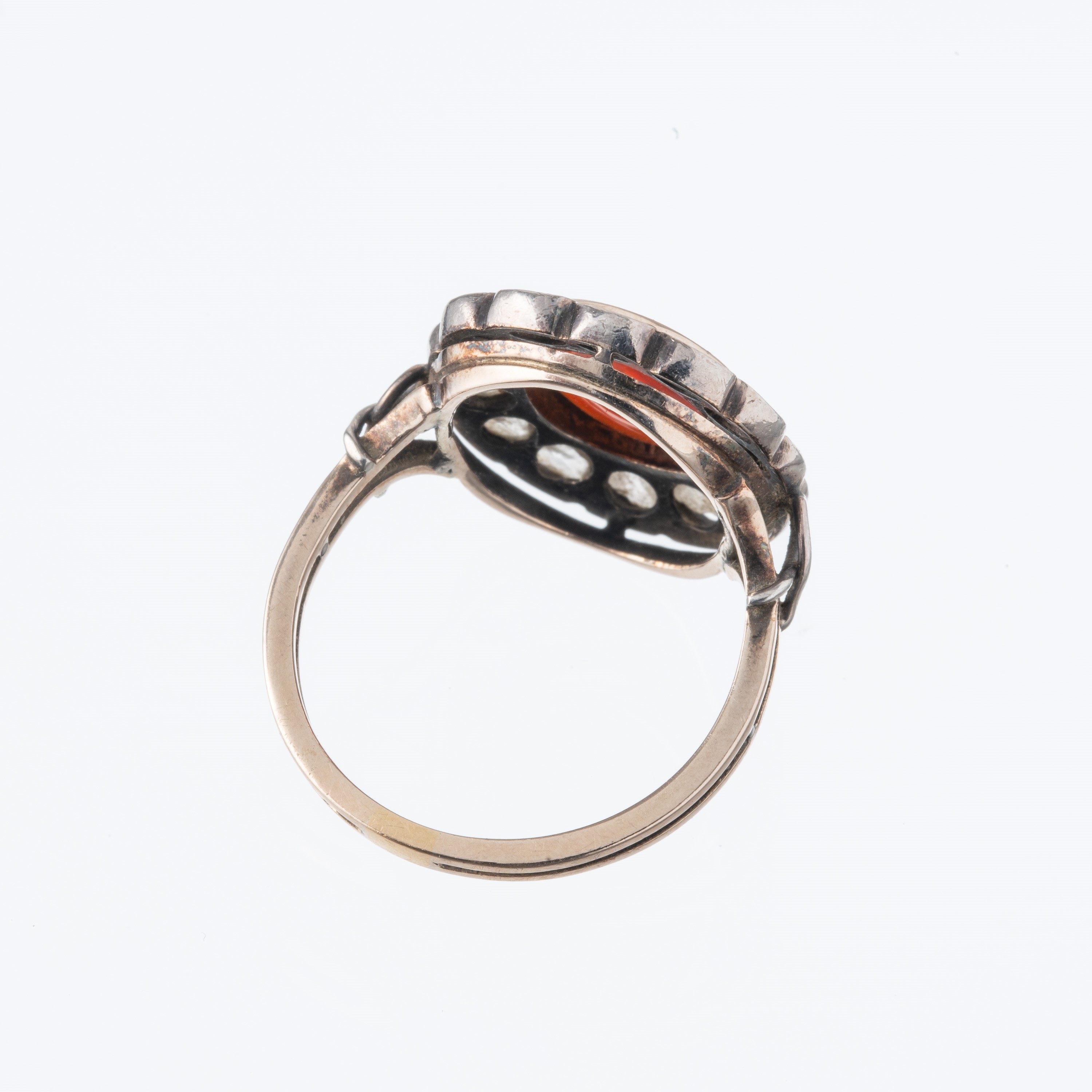 Anello in oro giallo 18 kt con corniola incisa e diamanti
