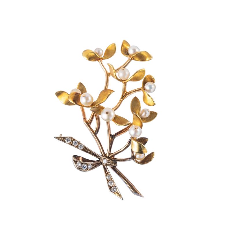 Spilla in oro 18 kt a motivo floreale con perle, anni '40–'50