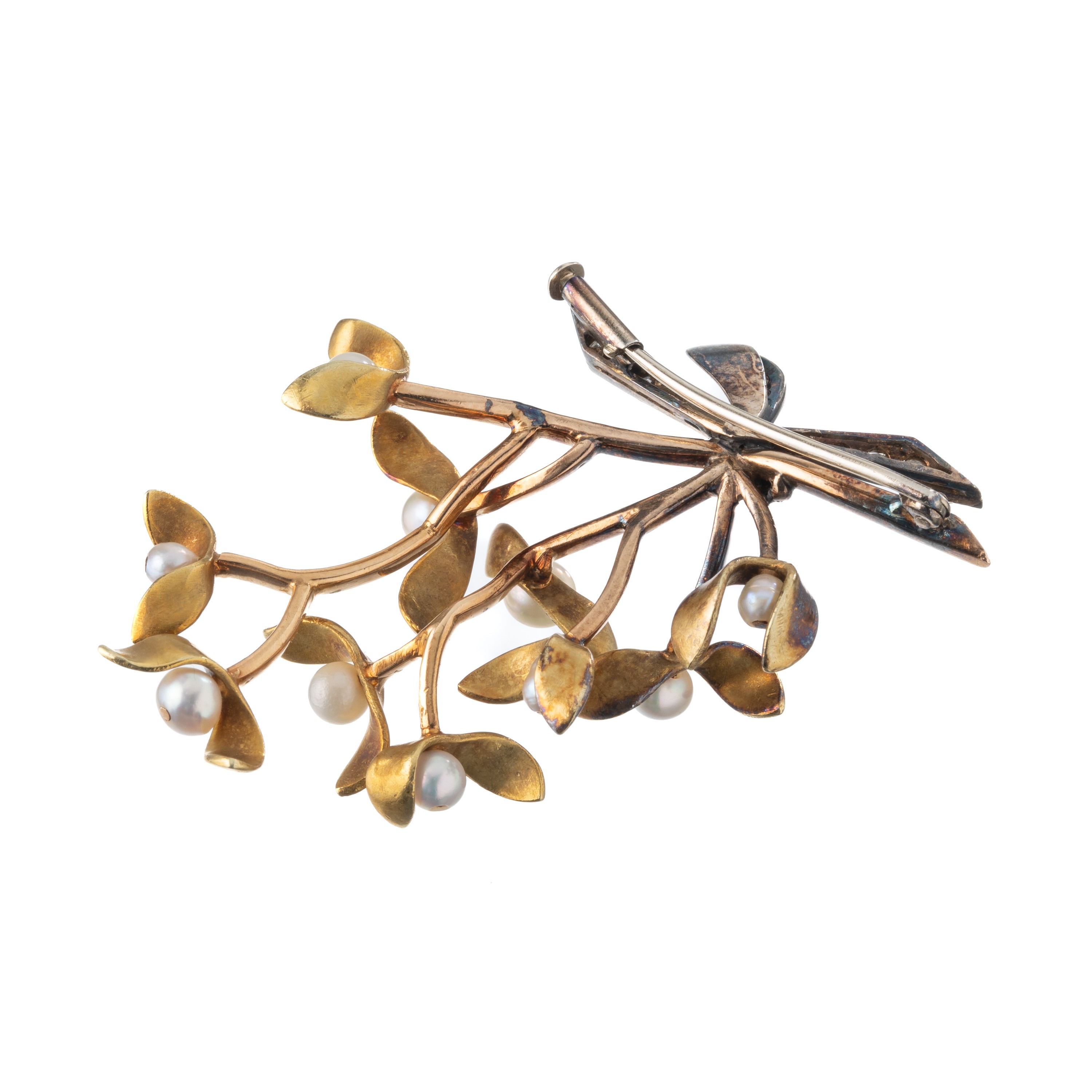 Spilla in oro 18 kt a motivo floreale con perle, anni '40–'50