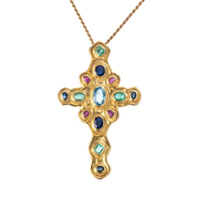 Croce in oro giallo 18 kt a sbalzo con rubini, smeraldi, zaffiri, topazio azzurro e catena