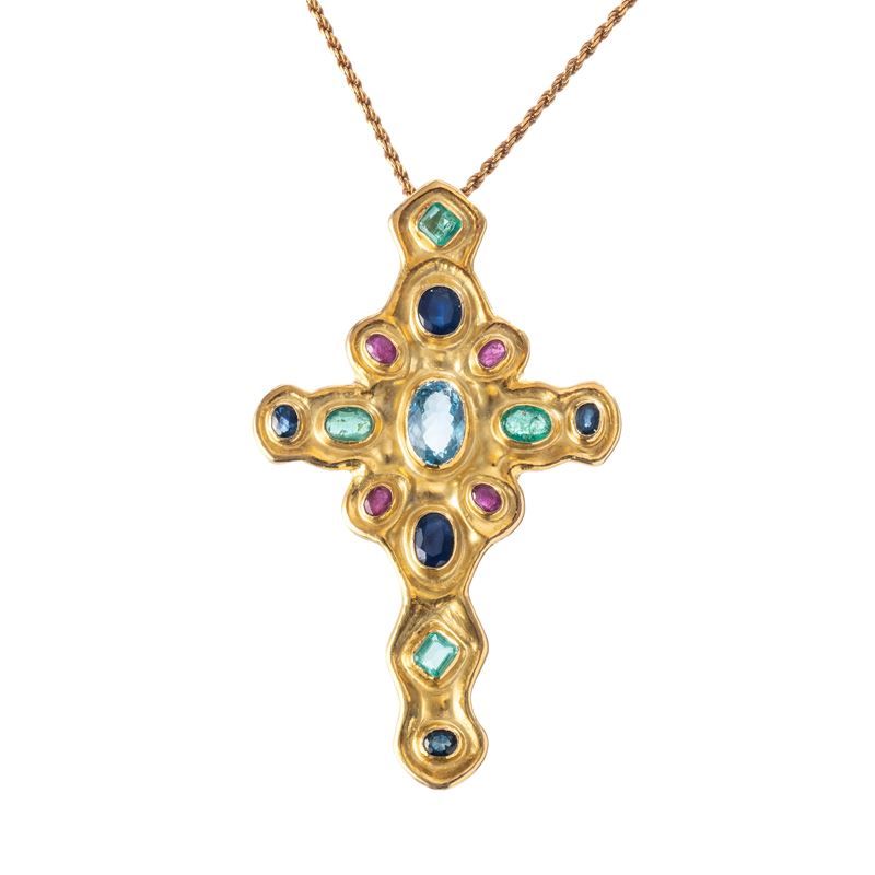 Croce in oro giallo 18 kt a sbalzo con rubini, smeraldi, zaffiri, topazio azzurro e catena