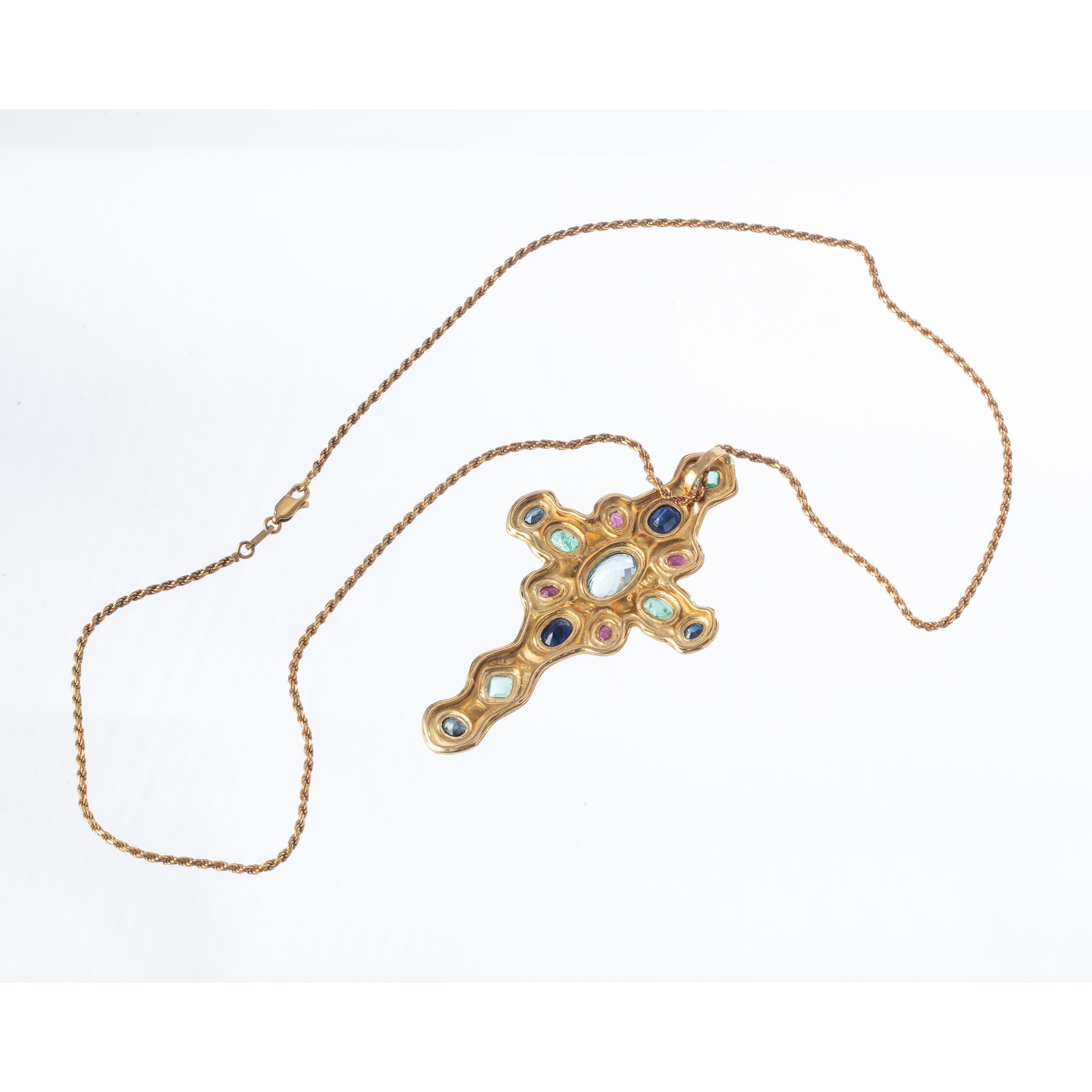 Croce in oro giallo 18 kt a sbalzo con rubini, smeraldi, zaffiri, topazio azzurro e catena