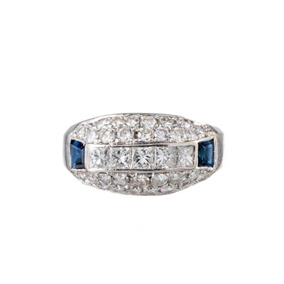 Anello in oro bianco 18 kt con diamanti carré, brillanti e zaffiri