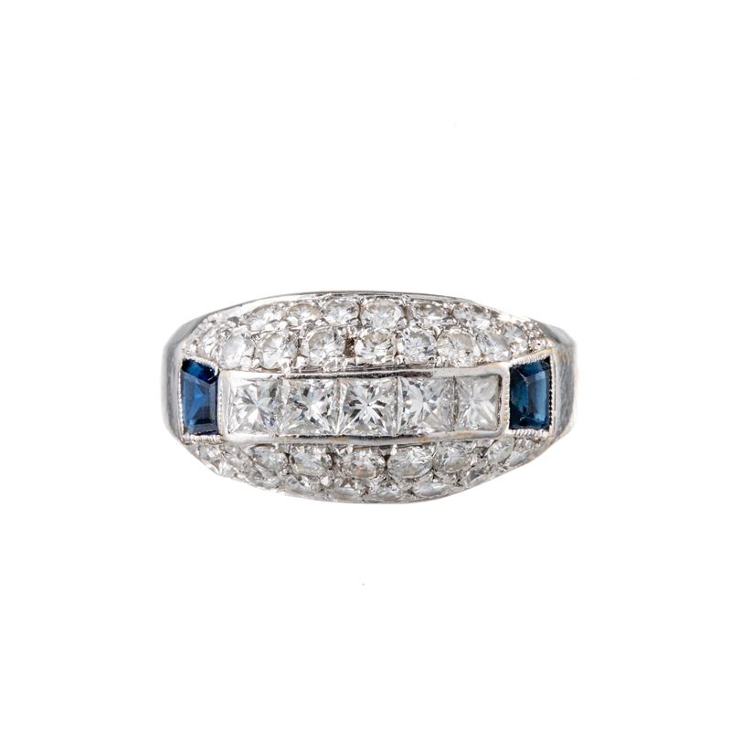 Anello in oro bianco 18 kt con diamanti carré, brillanti e zaffiri