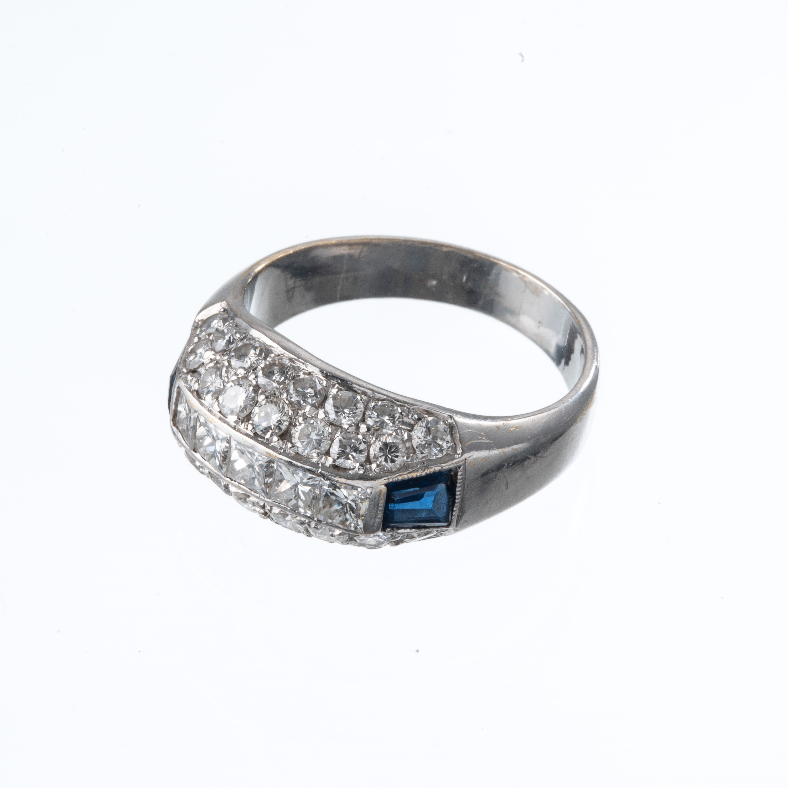 Anello in oro bianco 18 kt con diamanti carré, brillanti e zaffiri