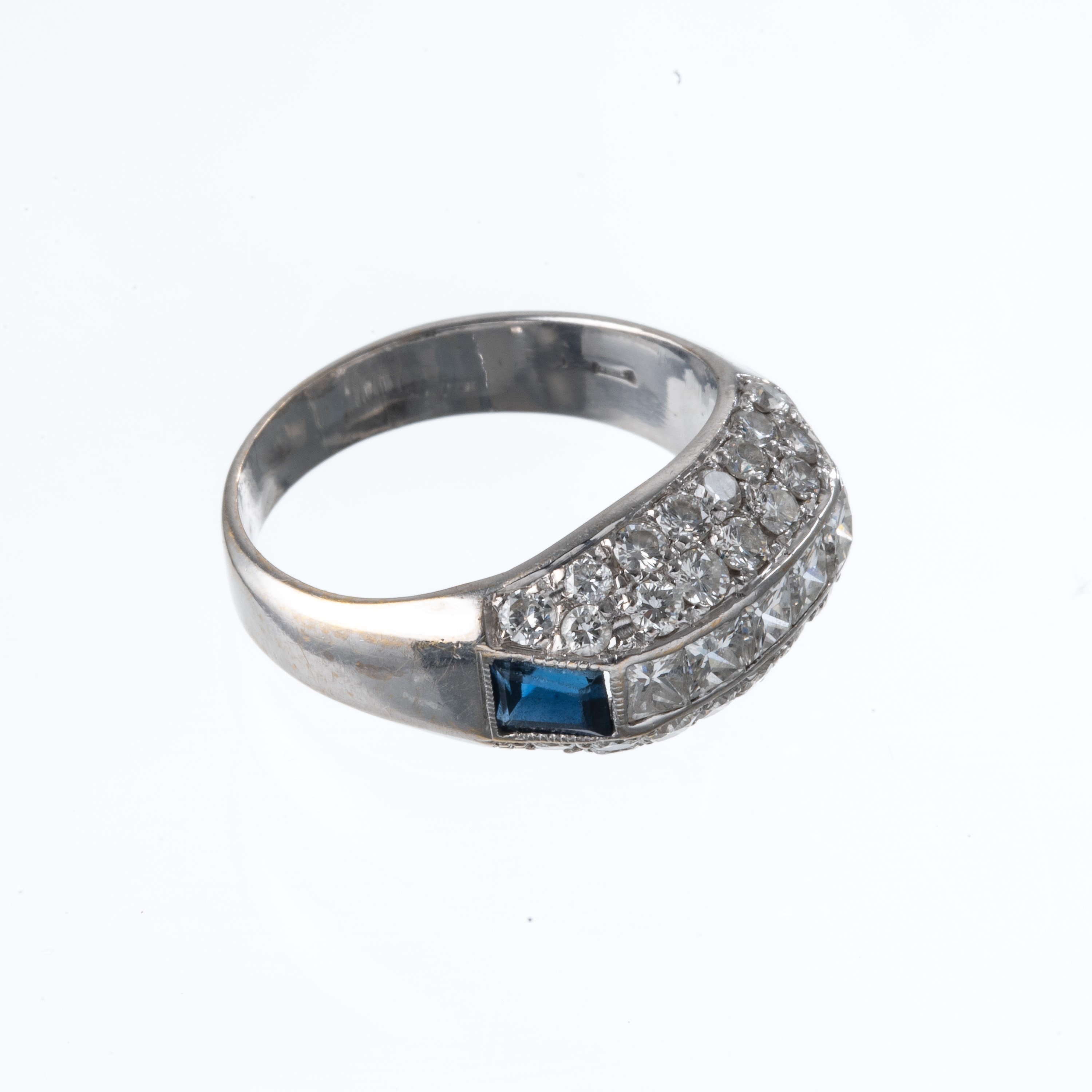 Anello in oro bianco 18 kt con diamanti carré, brillanti e zaffiri