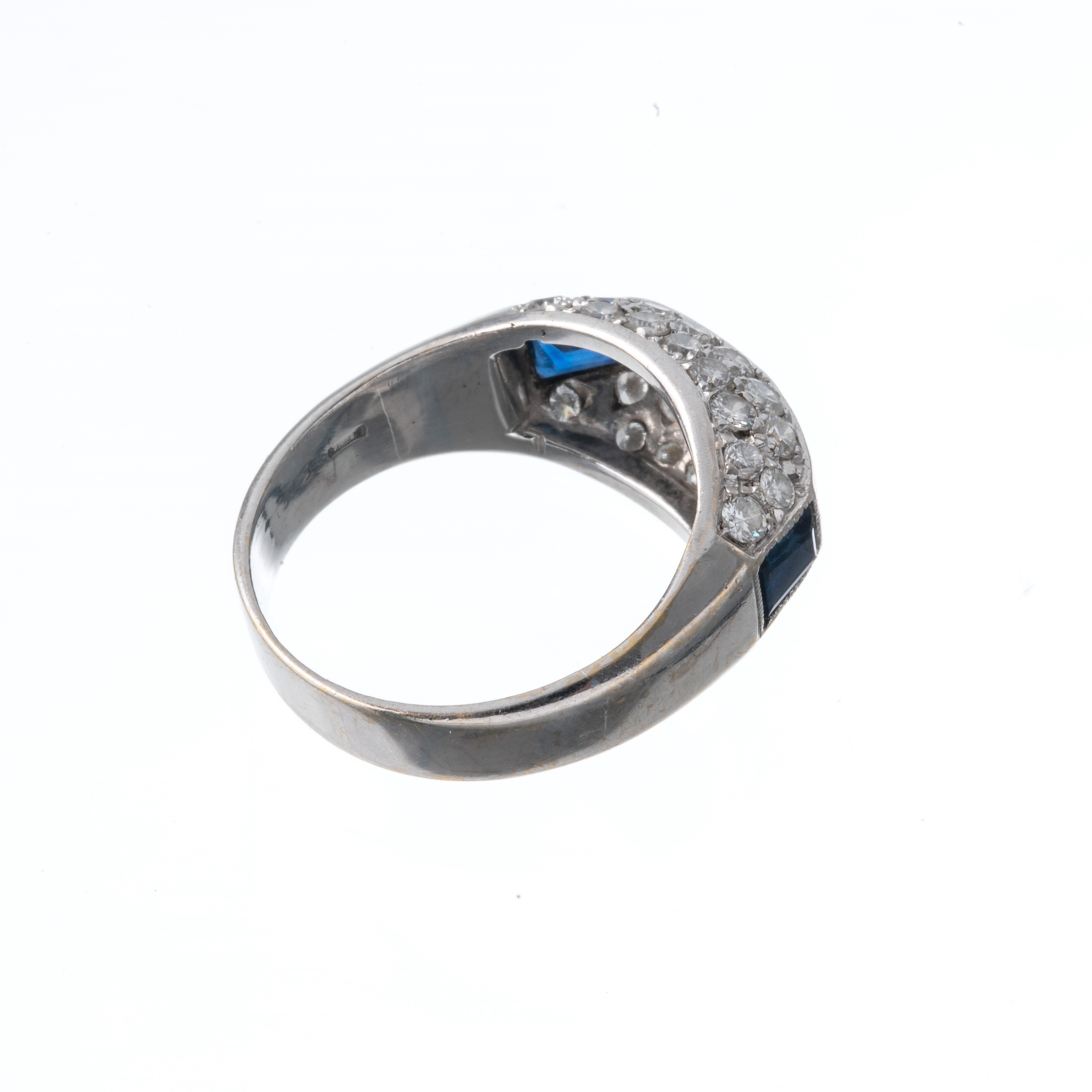 Anello in oro bianco 18 kt con diamanti carré, brillanti e zaffiri
