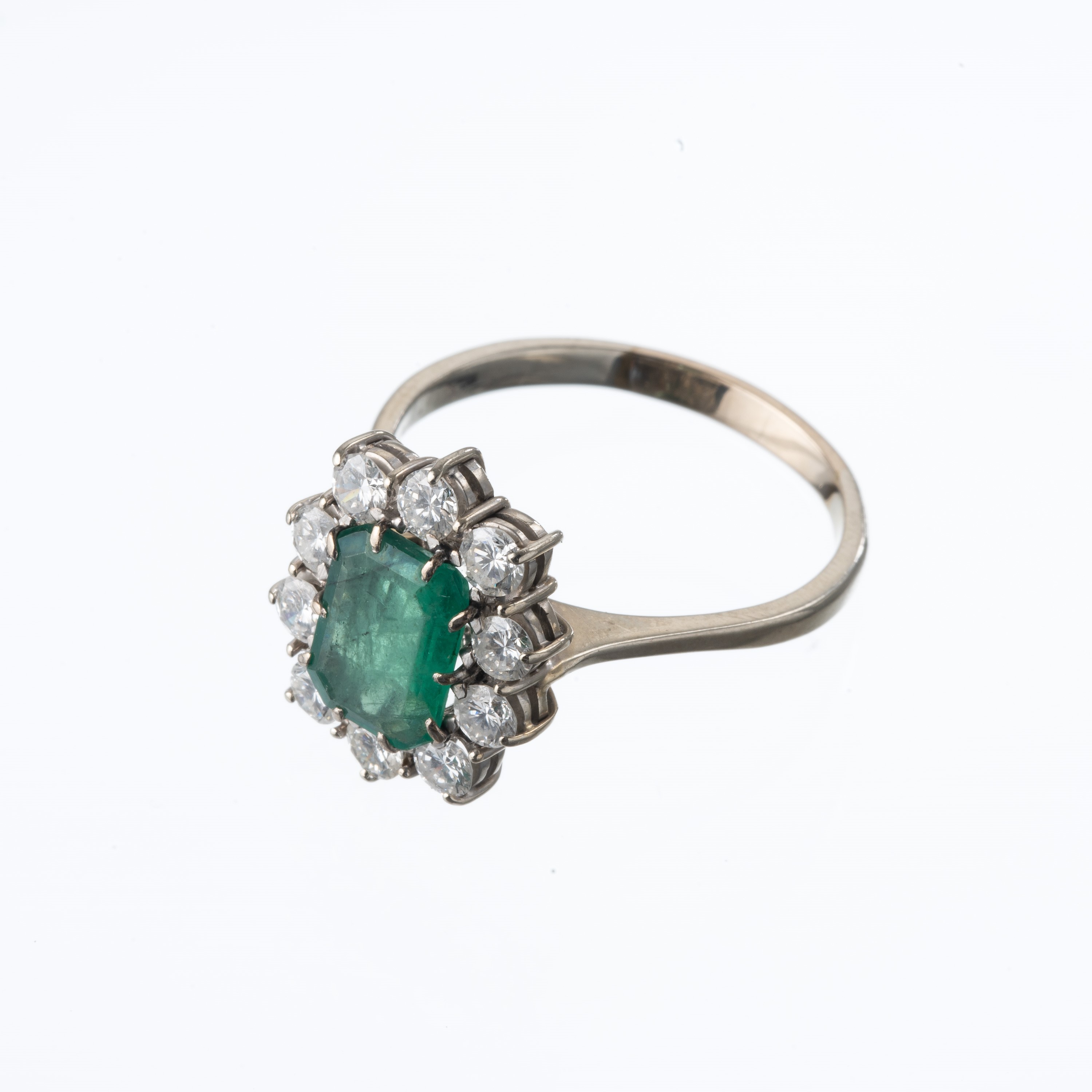 Anello in oro bianco 18 kt con smeraldo e diamanti