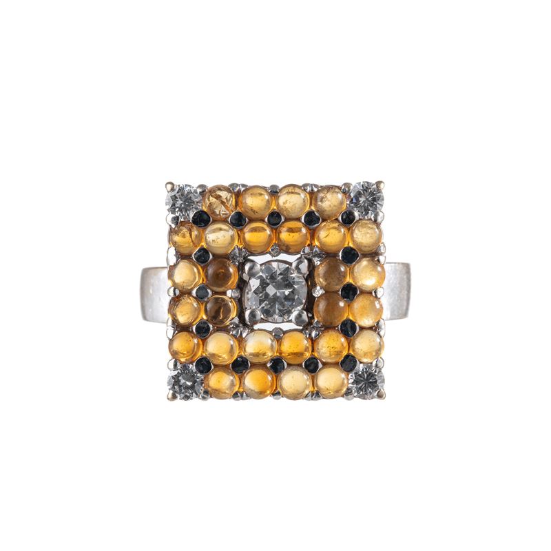 Anello in oro bianco 18 kt con quarzi citrini e diamante centrale (0,30 ct)