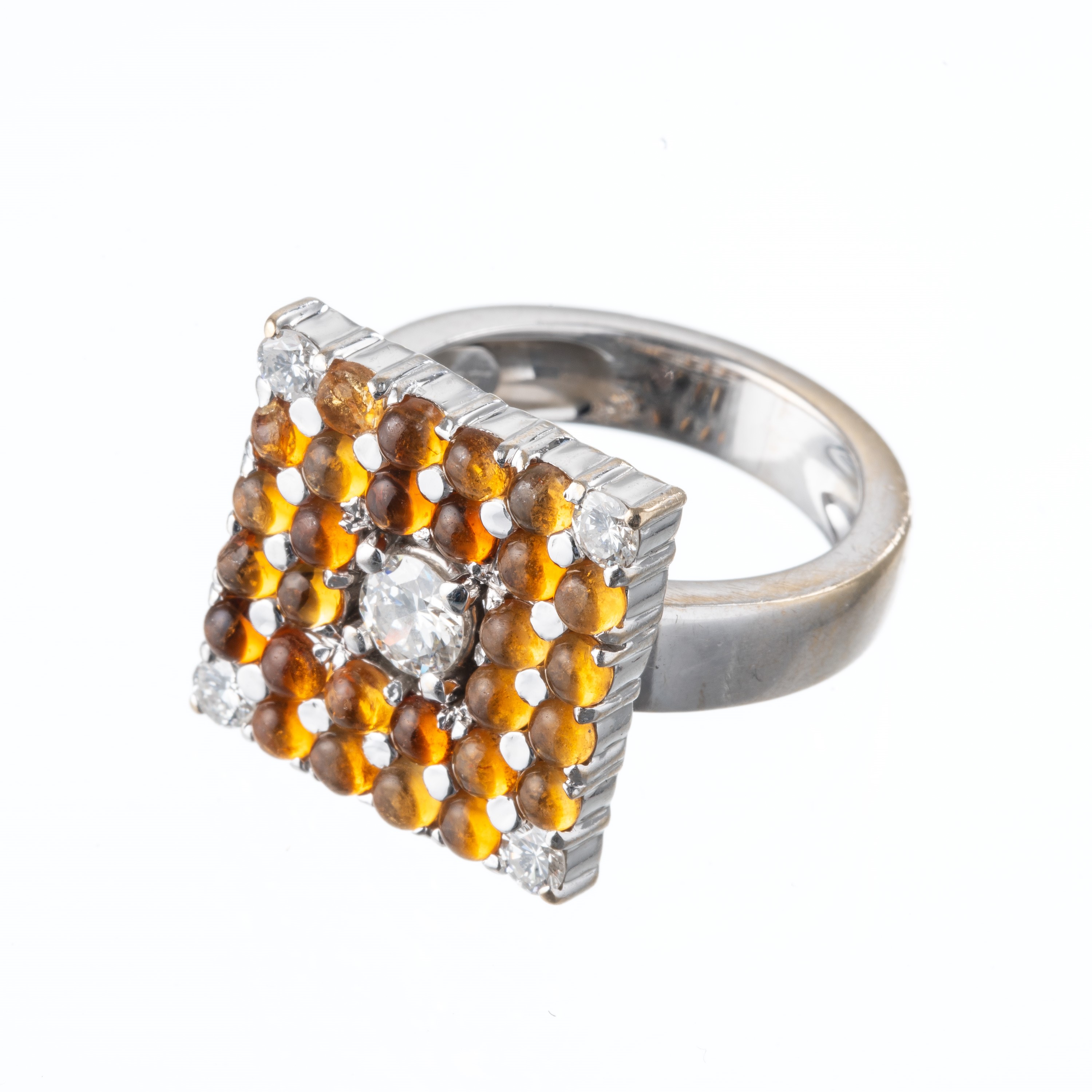 Anello in oro bianco 18 kt con quarzi citrini e diamante centrale (0,30 ct)