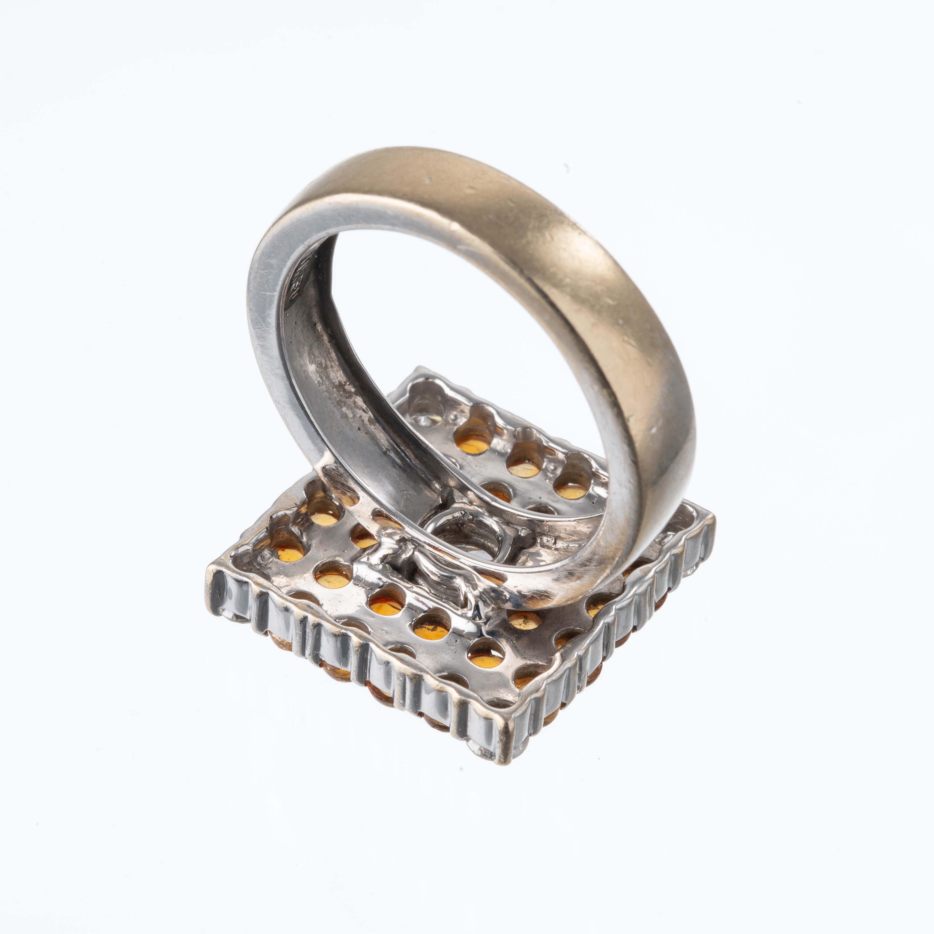 Anello in oro bianco 18 kt con quarzi citrini e diamante centrale (0,30 ct)