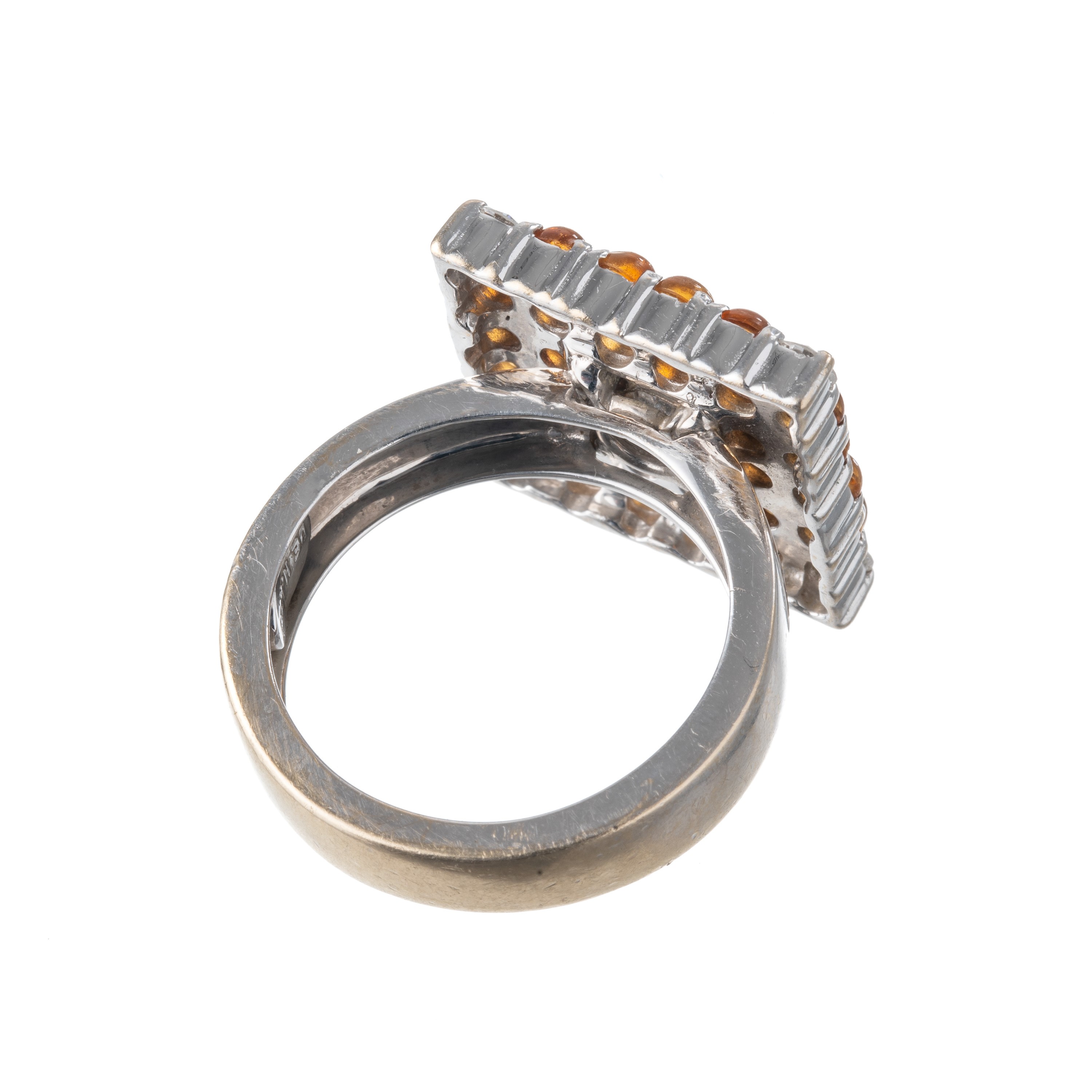 Anello in oro bianco 18 kt con quarzi citrini e diamante centrale (0,30 ct)