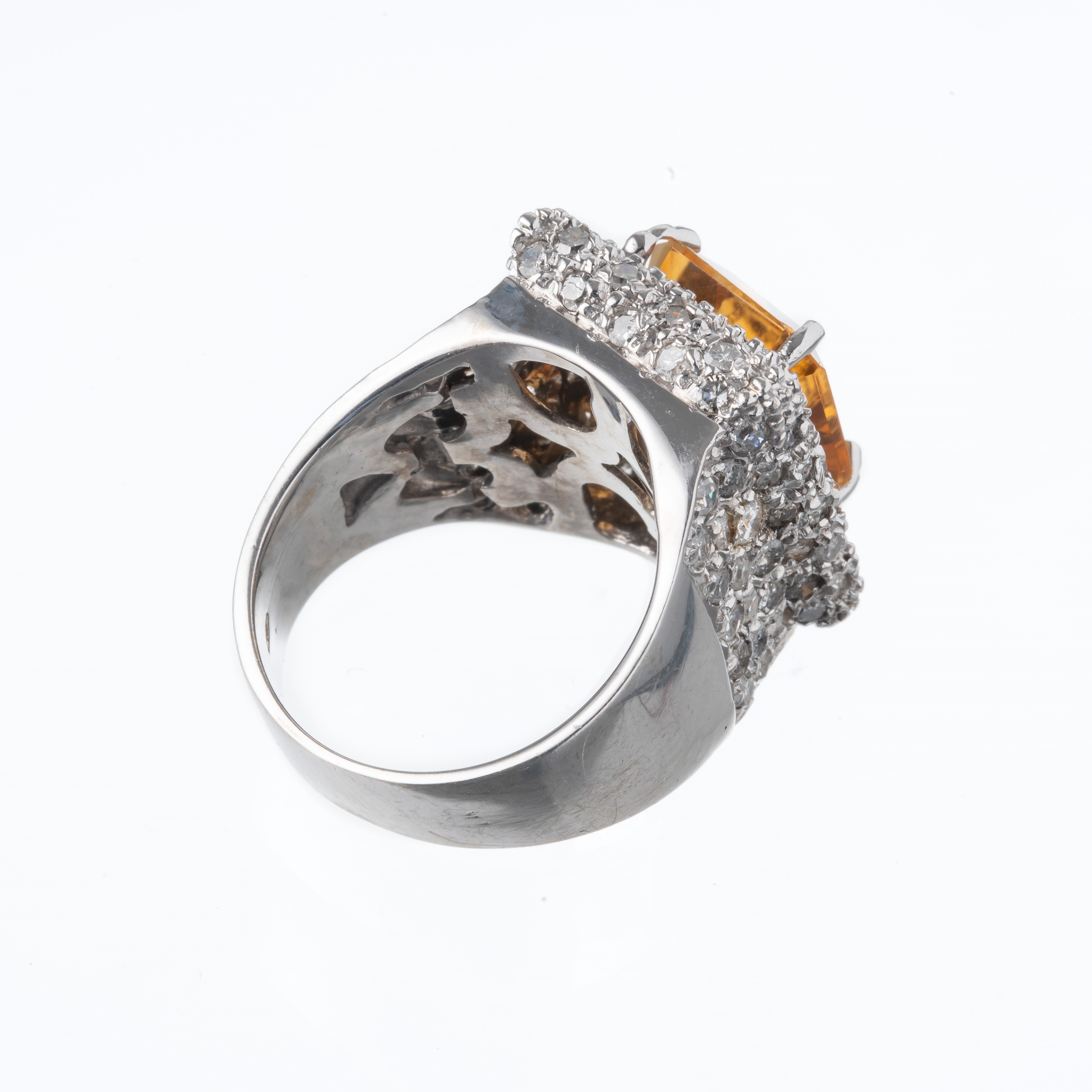 Anello, oro bianco 18 kt con diamanti e quarzi citrini