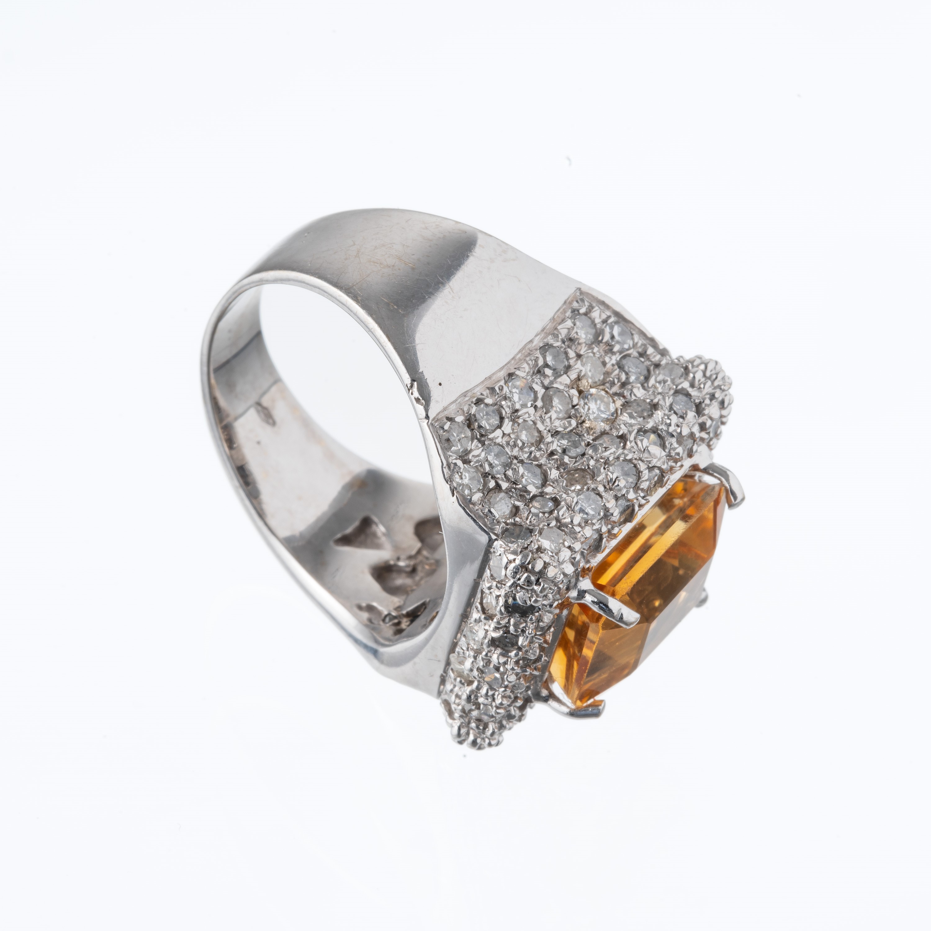 Anello, oro bianco 18 kt con diamanti e quarzi citrini