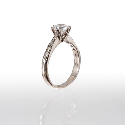 Anello solitario con diamante centrale e diamanti sul gambo, oro bianco 18 kt