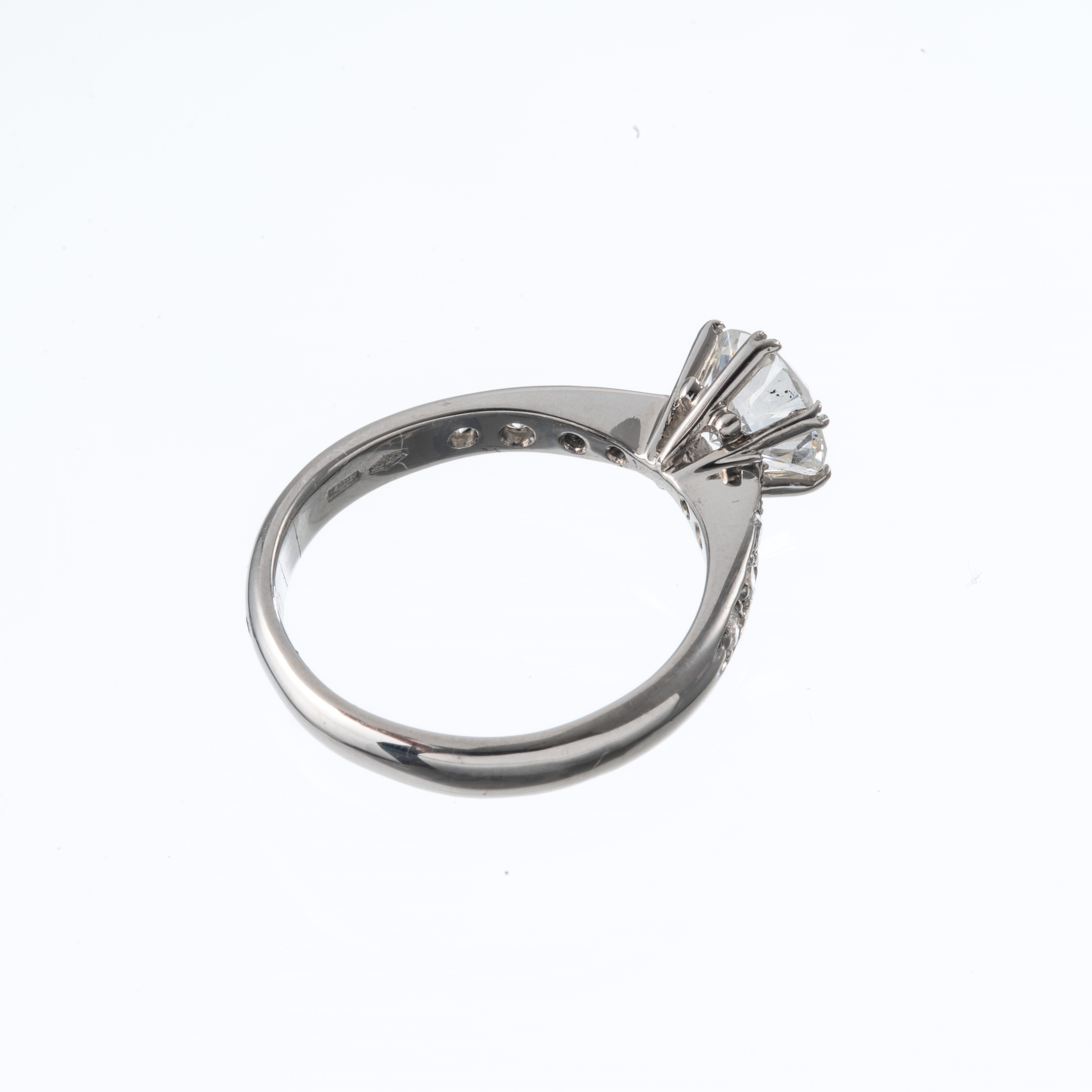 Anello solitario con diamante centrale e diamanti sul gambo, oro bianco 18 kt