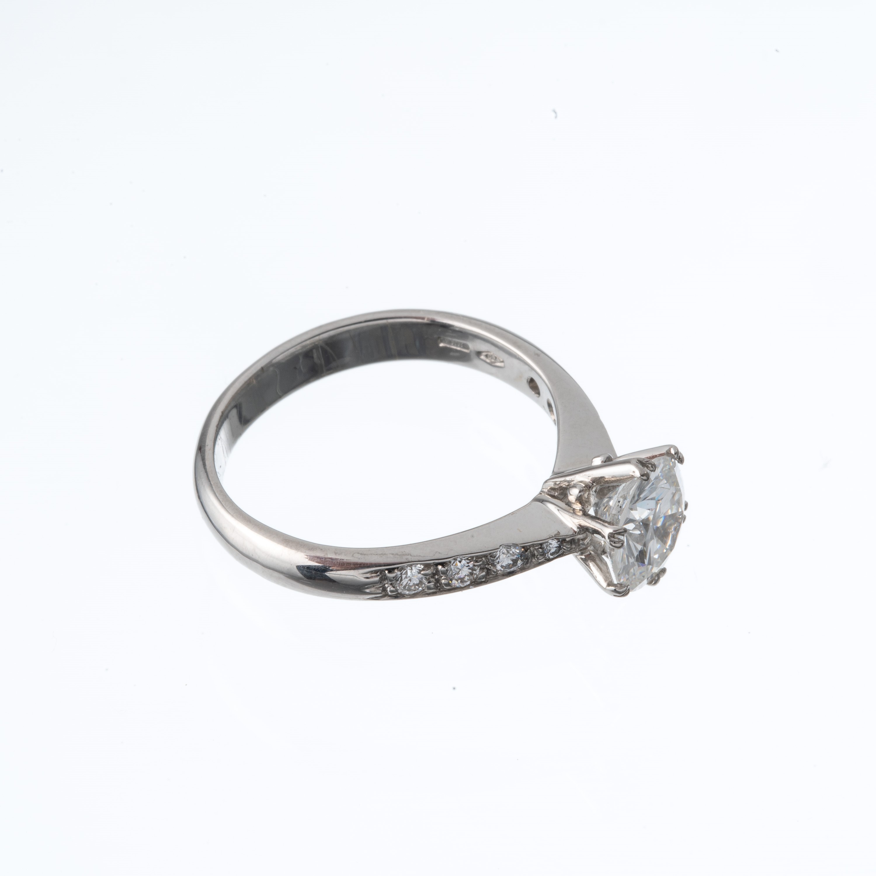 Anello solitario con diamante centrale e diamanti sul gambo, oro bianco 18 kt