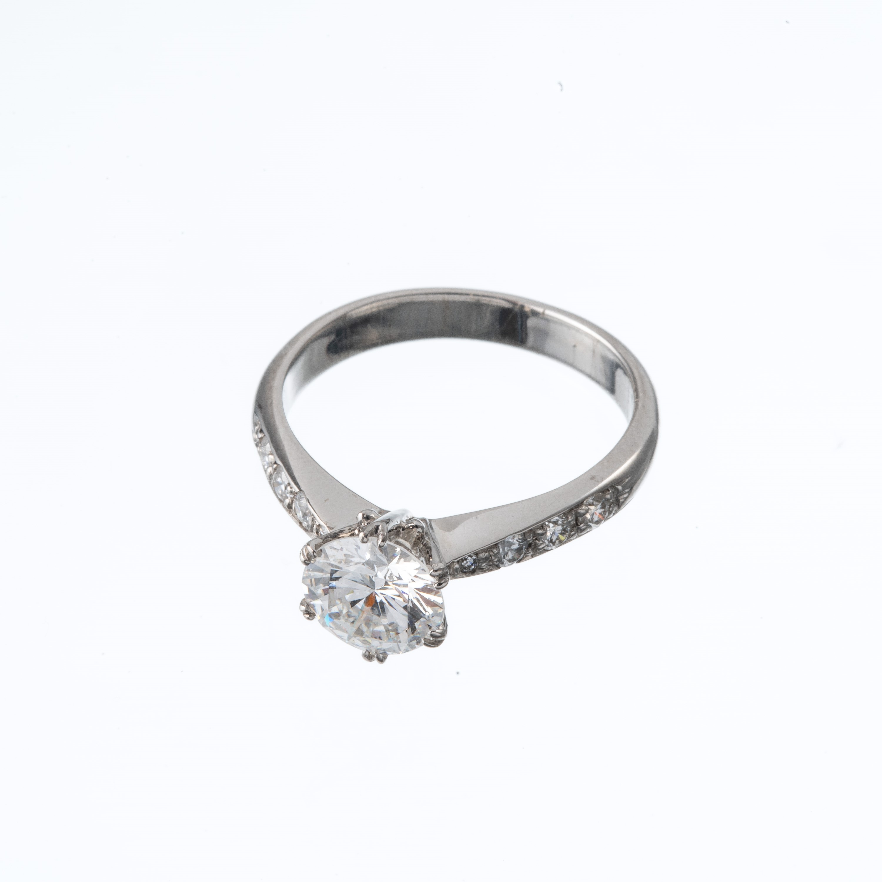 Anello solitario con diamante centrale e diamanti sul gambo, oro bianco 18 kt