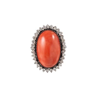 Oro bianco 18 kt, Anello con corallo e contorno di diamanti
