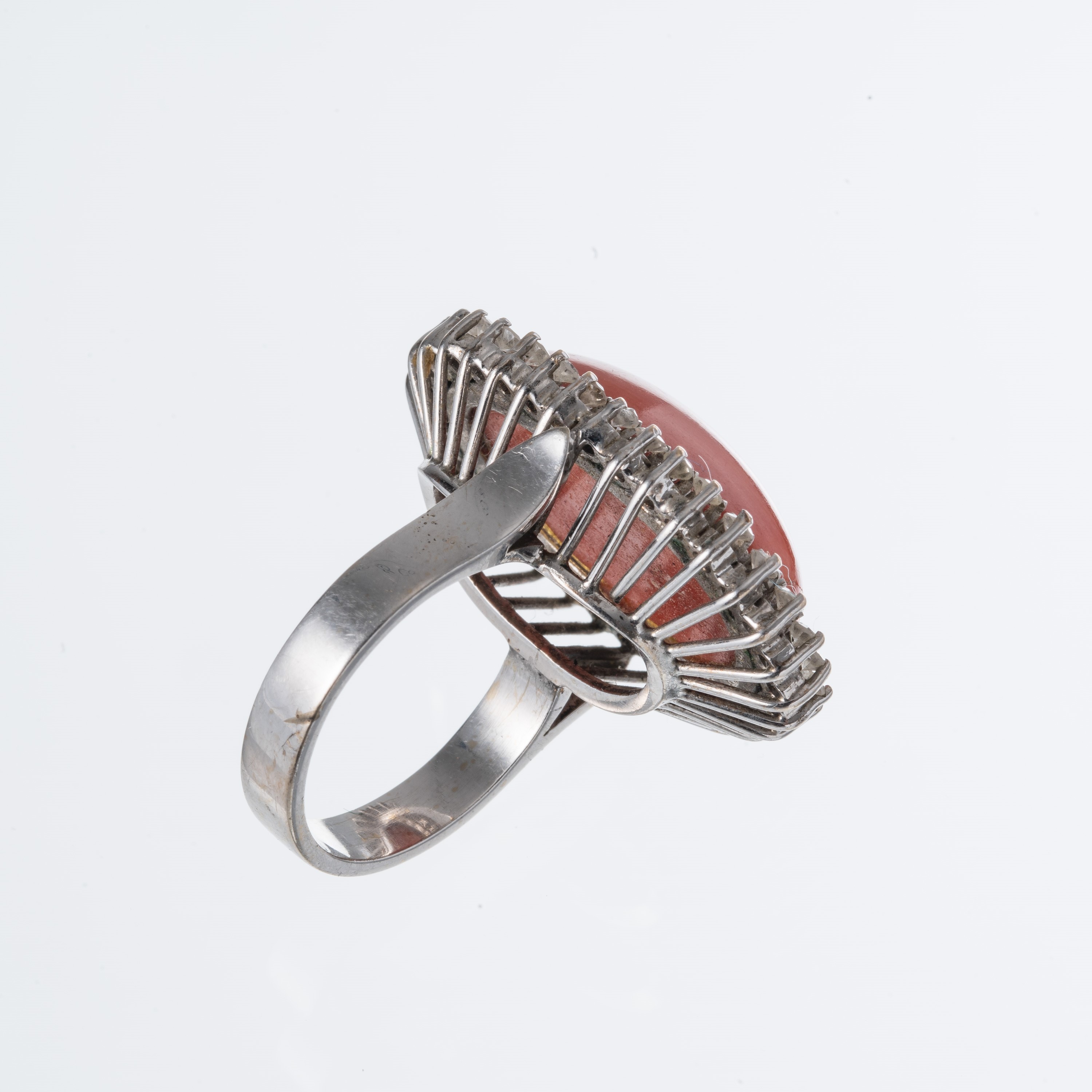 Oro bianco 18 kt, Anello con corallo e contorno di diamanti