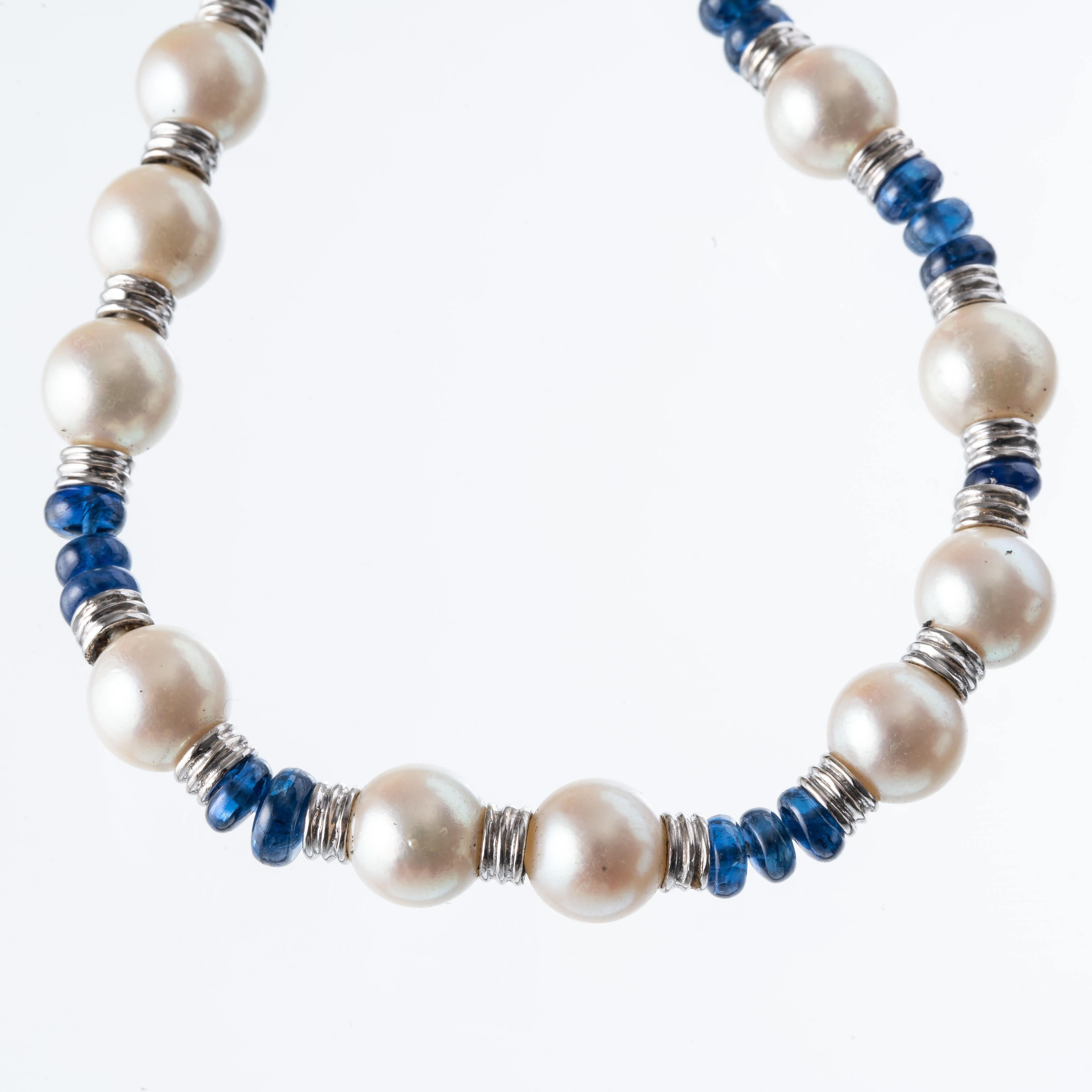 Salvadori, Collana girocollo in oro bianco 18 kt con perle coltivate di mare e zaffiri