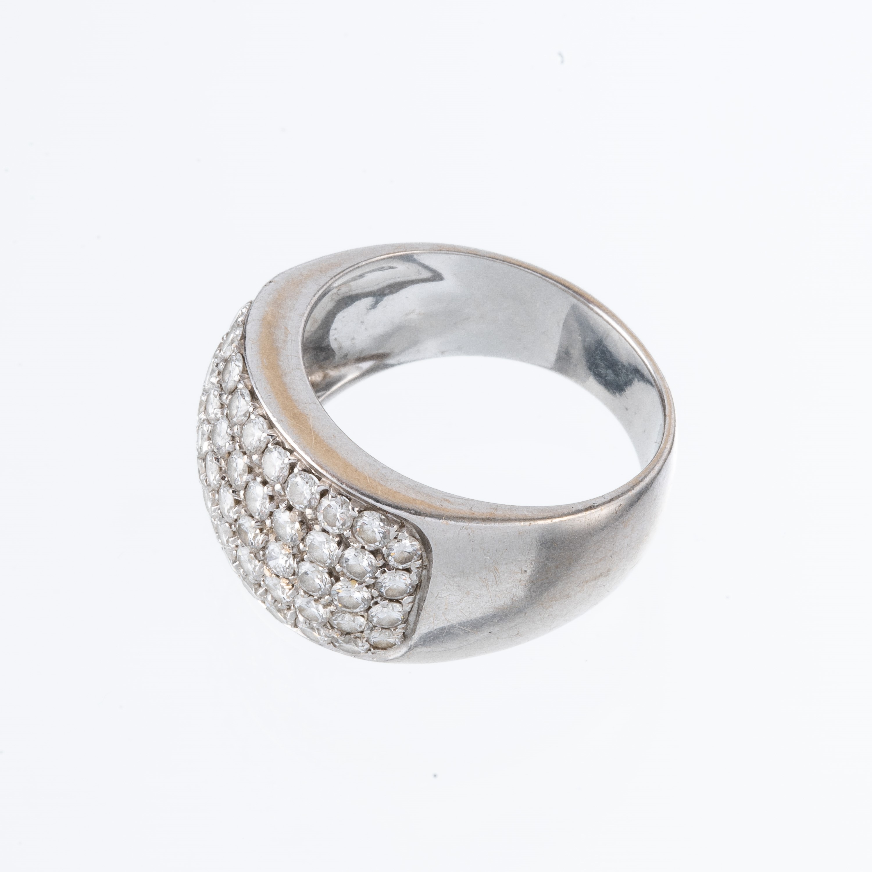 Anello, pavé di diamanti in oro bianco 18 kt