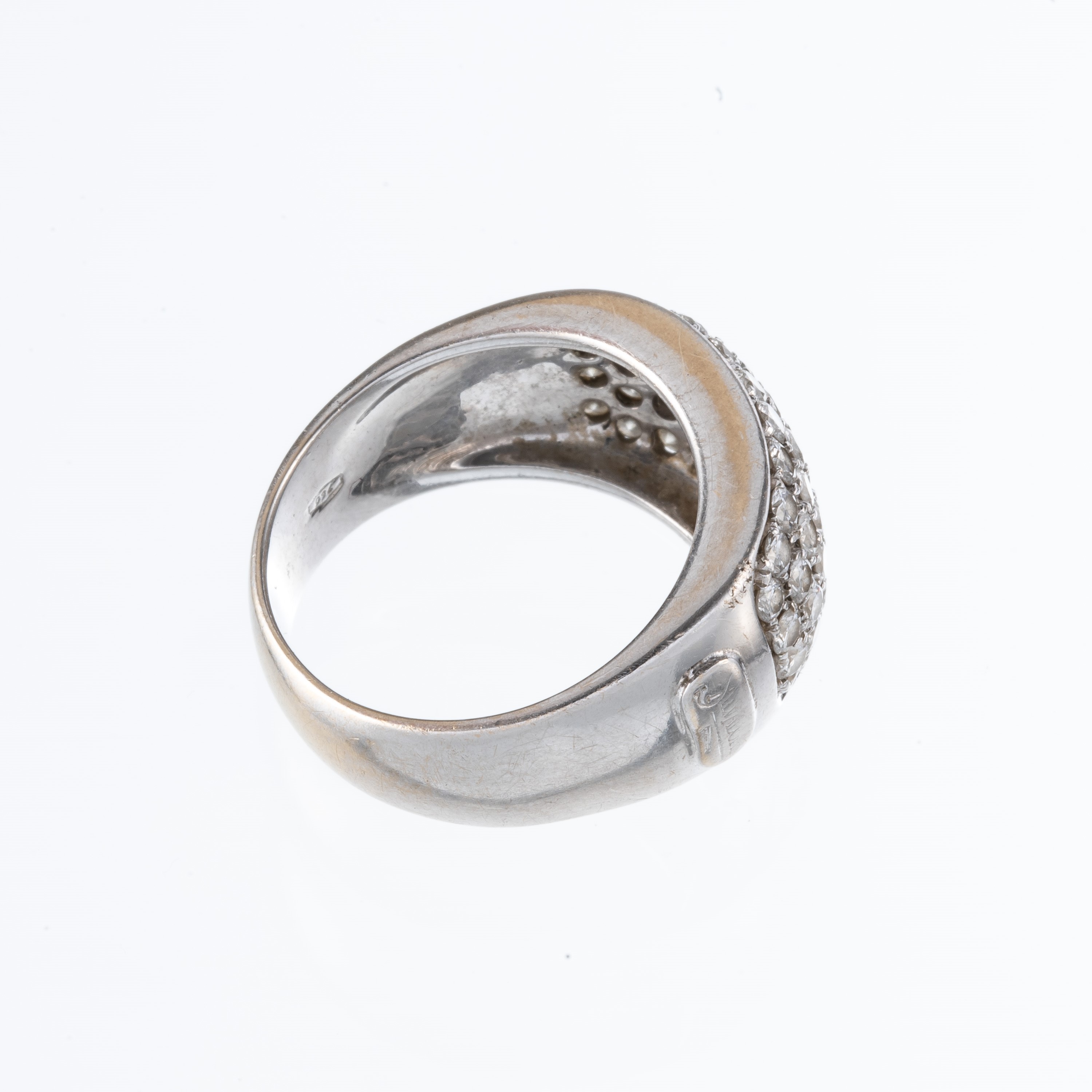 Anello, pavé di diamanti in oro bianco 18 kt