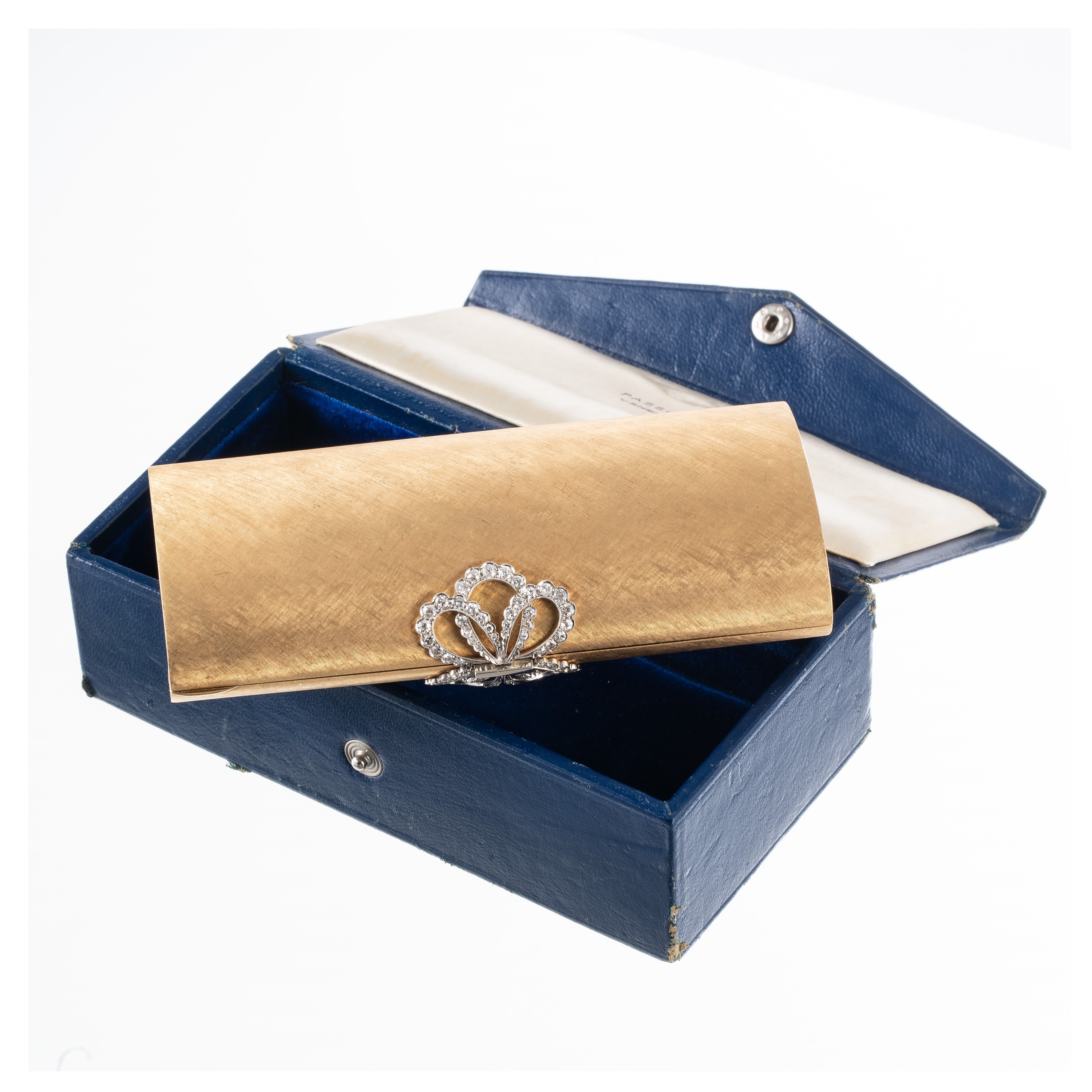 Pochette in oro 18 kt con diamanti, completa di pettine, specchio e comparto cipria