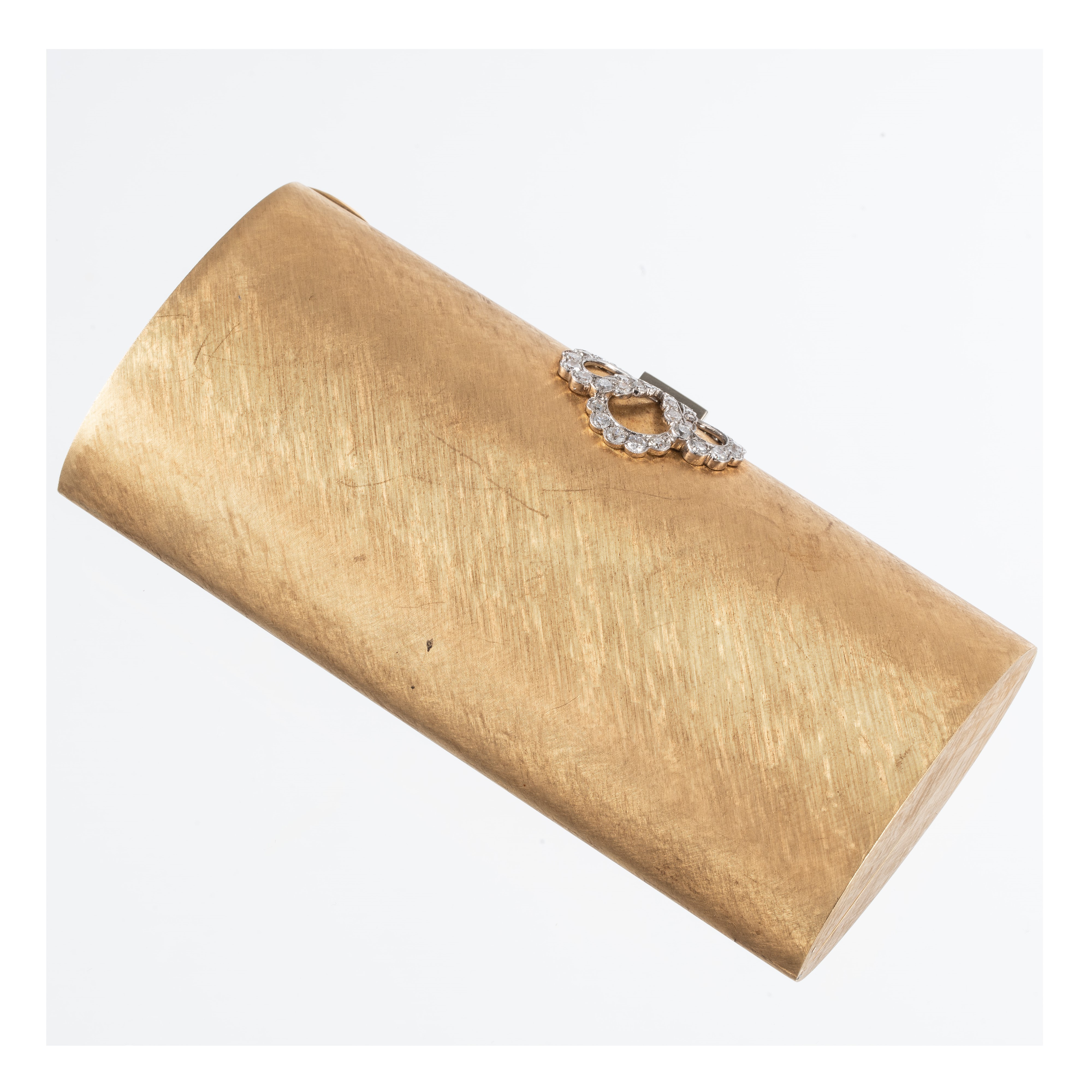 Pochette in oro 18 kt con diamanti, completa di pettine, specchio e comparto cipria