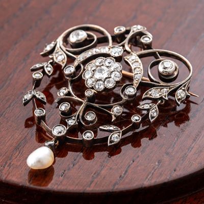 Ciondolo/spilla in oro giallo 18 kt e argento con diamanti, 51 × 45 mm