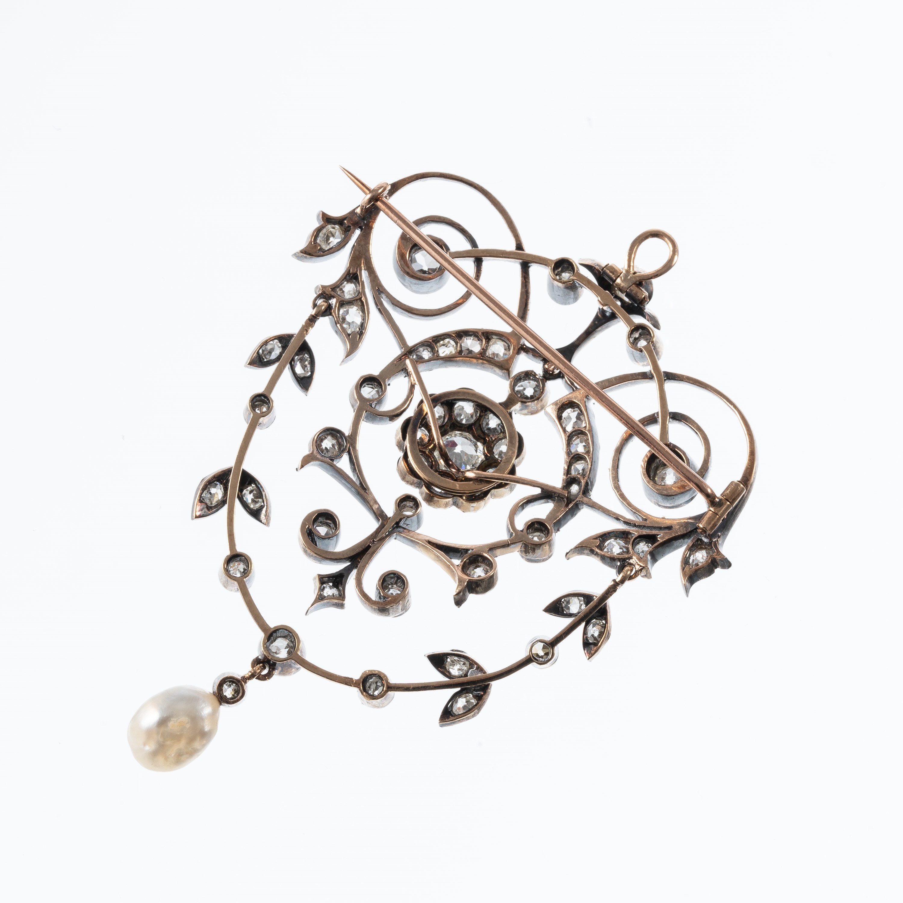 Ciondolo/spilla in oro giallo 18 kt e argento con diamanti, 51 × 45 mm
