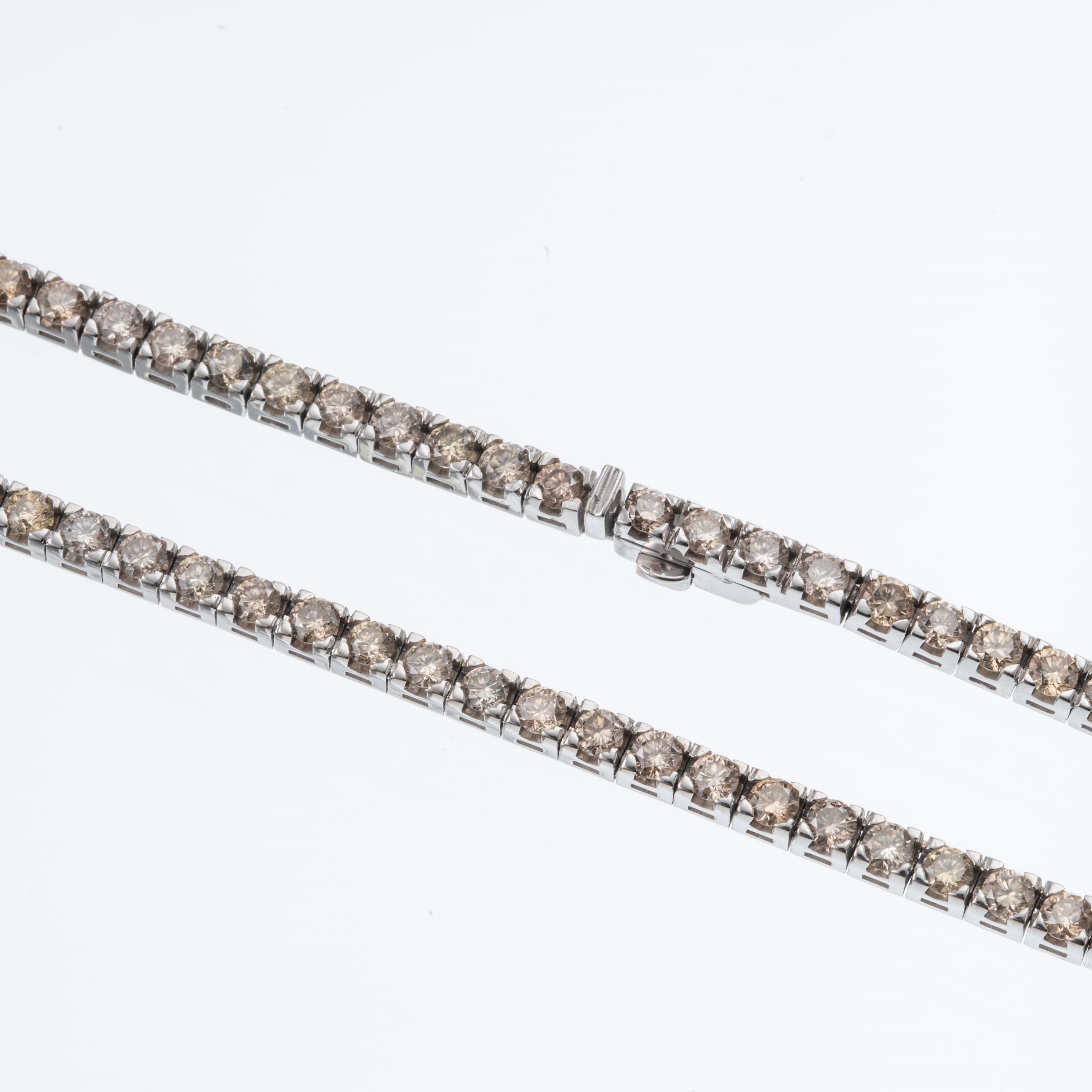 Girocollo “Tennis” in oro bianco 18 kt con diamanti brown, 44,5 cm