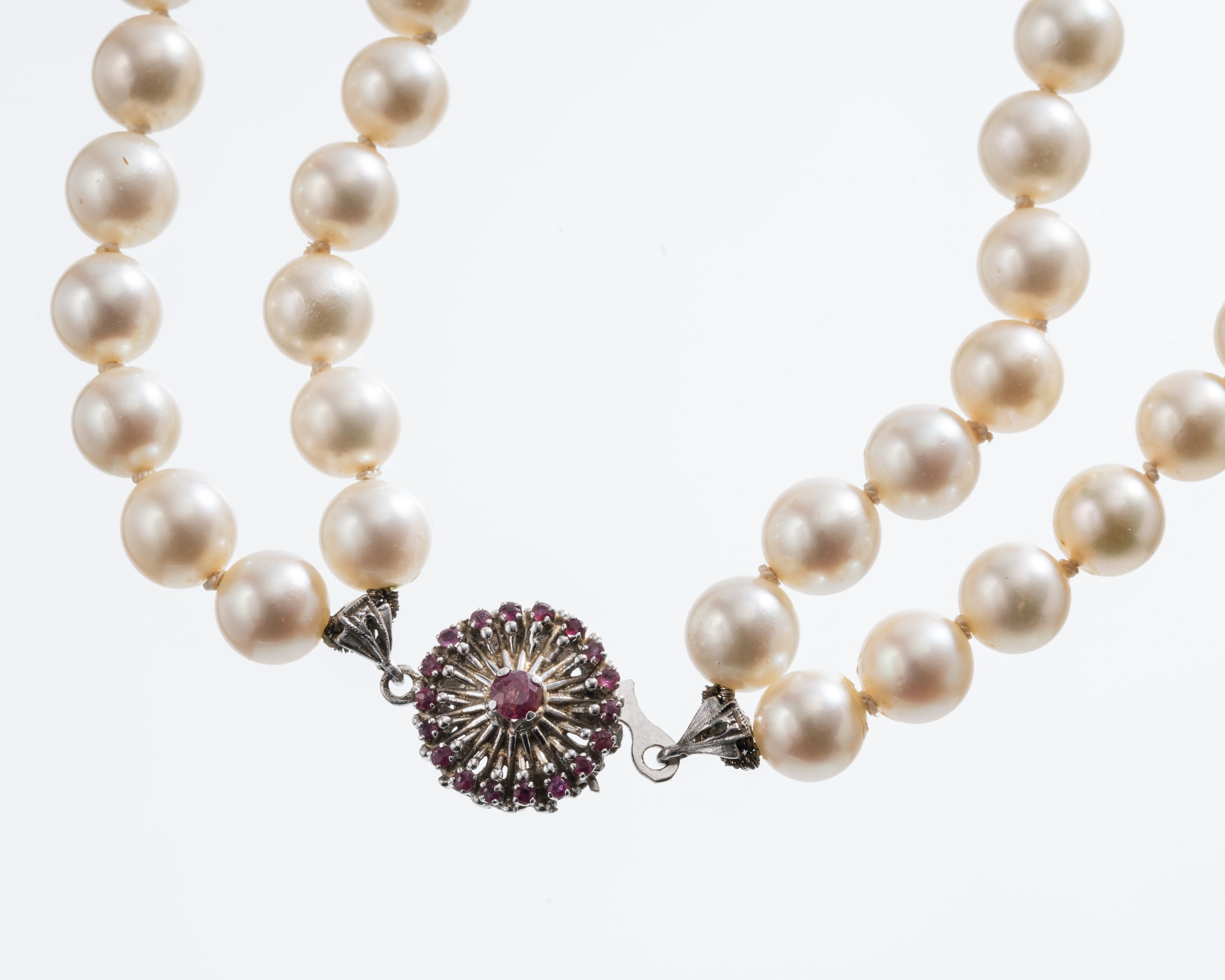 Girocollo in perle di mare con chiusura in oro bianco 18 kt e rubini