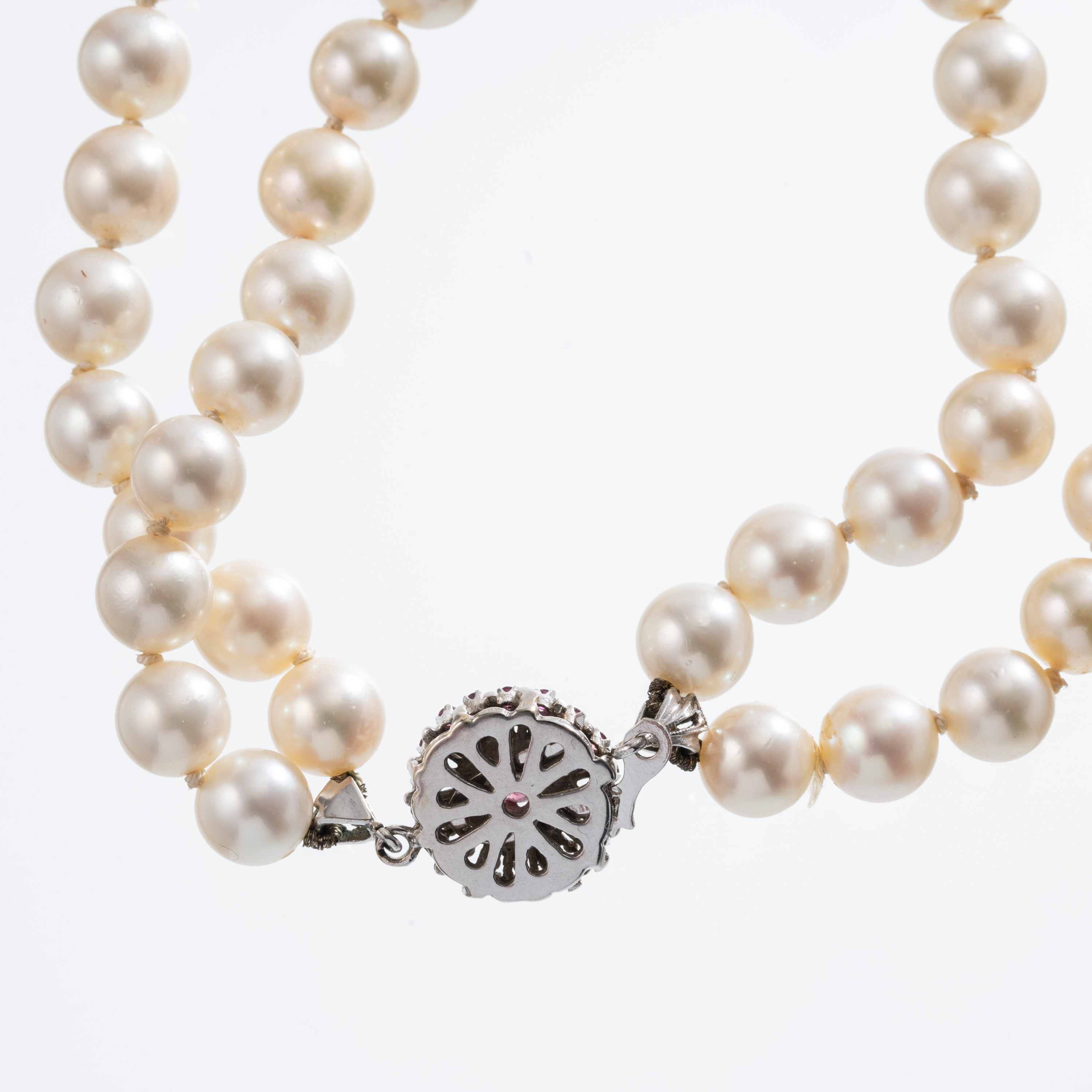 Girocollo in perle di mare con chiusura in oro bianco 18 kt e rubini